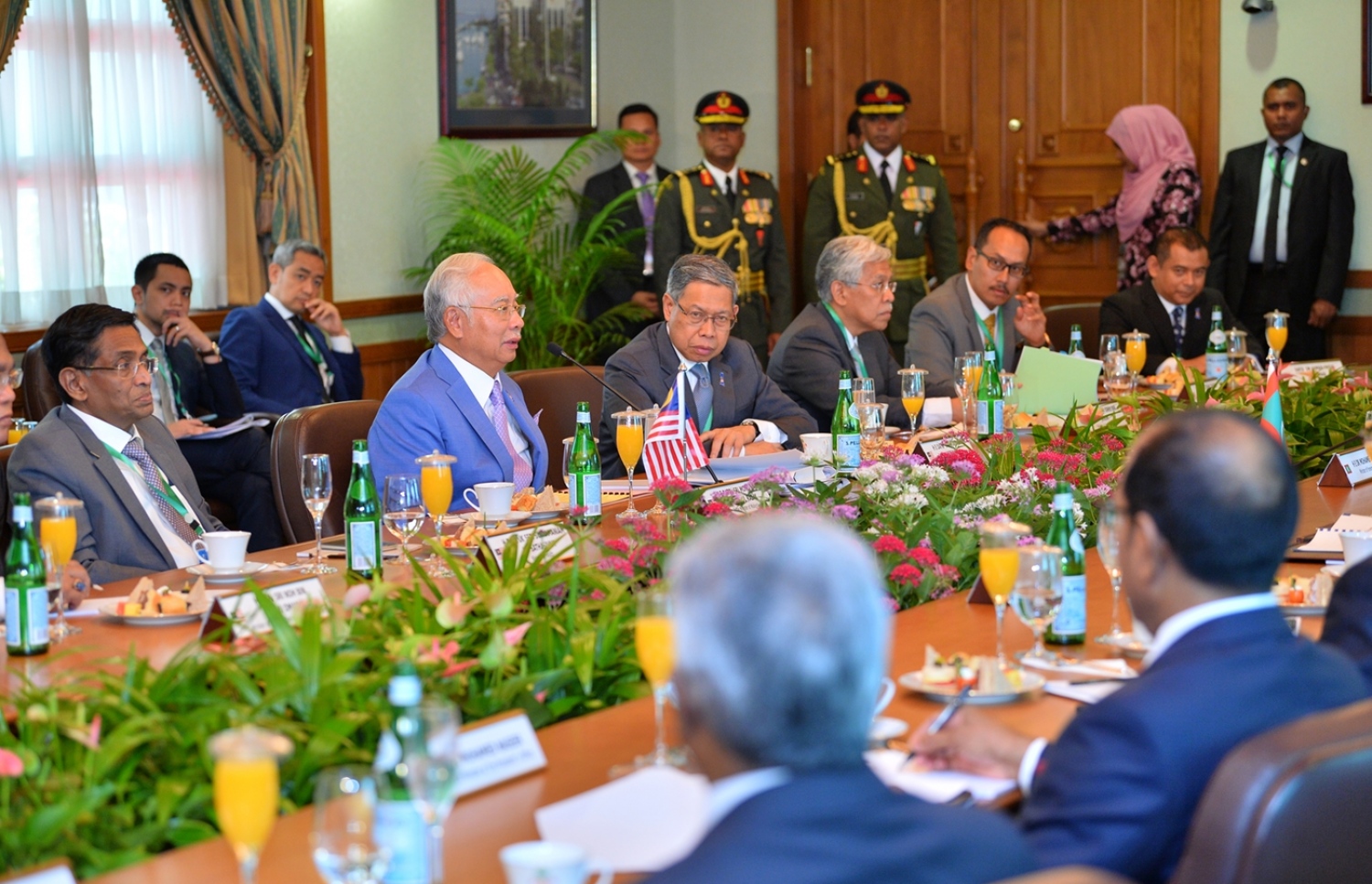 މާލެ: ޑިސެމްބަރު 20، 2017- ރާއްޖެ އާއި މެލޭޝިއާއާ ދެމެދު ބޭއްވި ރަސްމީ ވާހަކަތައް، މެލޭޝިއާގެ ވަފްދުގެ ފަރާތުން ބޮޑުވަޒީރު ނަޖީބު ކުރިއަށް ގެންދަވަނީ.---ފޮޓޯ: ރައީސް އޮފީސް