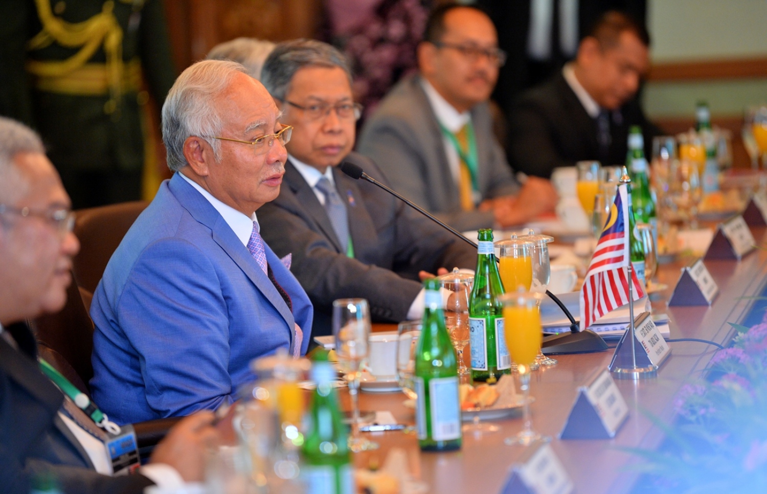 މާލެ: ޑިސެމްބަރު 20، 2017- ރާއްޖެ އާއި މެލޭޝިއާއާ ދެމެދު ބޭއްވި ރަސްމީ ވާހަކަތައް، މެލޭޝިއާގެ ވަފްދުގެ ފަރާތުން ބޮޑުވަޒީރު ނަޖީބު ކުރިއަށް ގެންދަވަނީ.---ފޮޓޯ: ރައީސް އޮފީސް