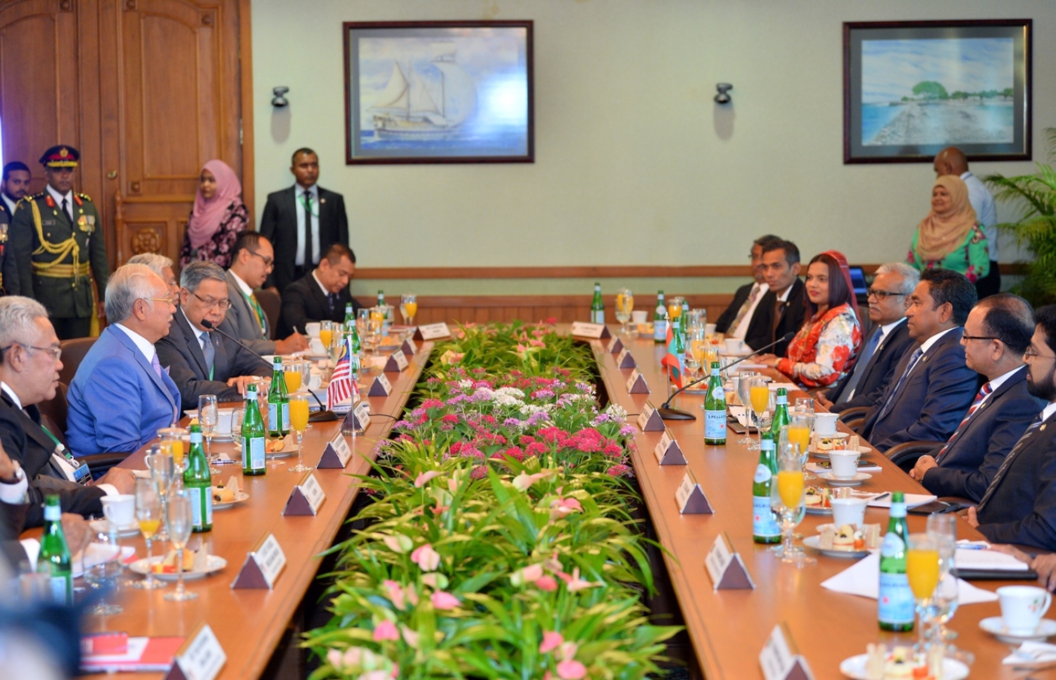 މާލެ: ޑިސެމްބަރު 20، 2017- ރާއްޖެ އާއި މެލޭޝިއާގެ ރަސްމީ ވާހަކަތައް ދެ ގައުމުގެ ލީޑަރުން ކުރިއަށް ގެންދަވަނީ.---ފޮޓޯ: ރައީސް އޮފީސް