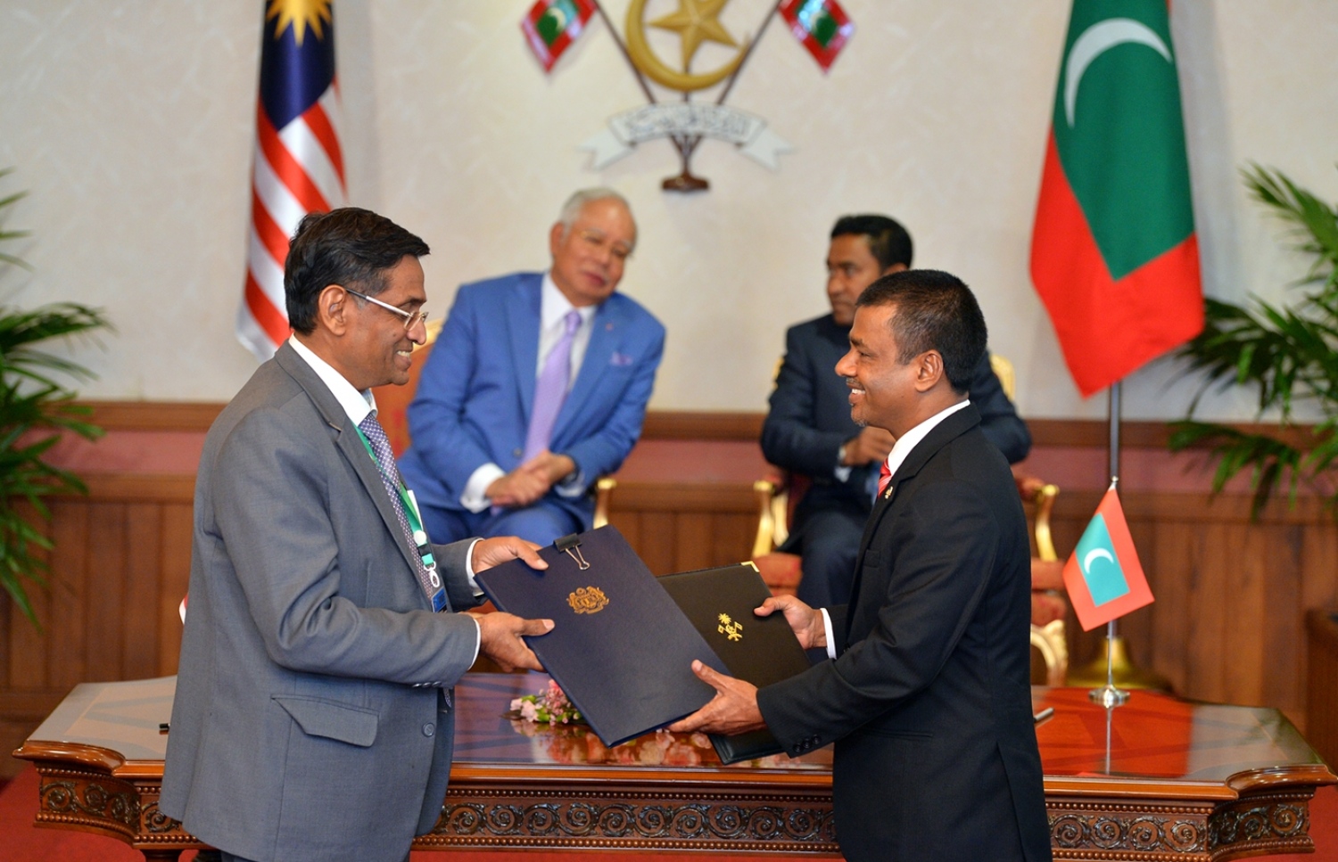 މާލެ: ޑިސެމްބަރު 20، 2017- ރާއްޖޭގެ ސިއްހީ ދާއިރާ އަށް ބޭނުންވާ މީހުން ތަމްރީން ކުރުމާއި ވަސީލަތްތައް ހޯދުމާ ގުޅޭ އެއްބަސްވުމުގައި މެލޭޝިއާއާ އެކު ސޮއިކުރެއްވުމަށް ފަހު ރާއްޖޭގެ ހެލްތު މިނިސްޓަރު އަބްދުﷲ ނާޒިމް (ކ) އާއި މެލޭޝިއާގެ ހެލްތު މިނިސްޓަރު ސެރީ ސުބްރަމާނިއަމް ކޭ ވީ ސަތަސިވަމް އެއްބަސްވުން ބަދަލުކުރައްވަނީ.---ފޮޓޯ: ރައީސް އޮފީސް