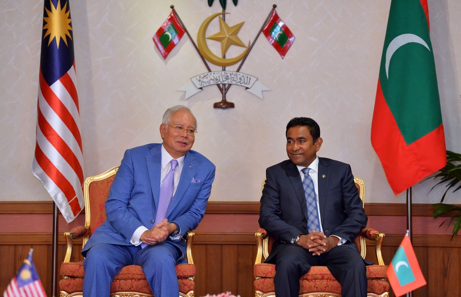 މާލެ: ޑިސެމްބަރު 20، 2017- ރާއްޖެ އާއި މެލޭޝިއާއާ ދެމެދު ހަތަރު އެއްބަސްވުމެއްގައި ސޮއިކުރުމަށް ބޭއްވި ރަސްމިއްޔާތުގައި ރައީސް ޔާމީނާއި މެލޭޝިއާގެ ބޮޑުވަޒީރު ނަޖީބު ބައިވެރިވެވަޑައިގަންނަވަނީ.---ފޮޓޯ: ރައީސް އޮފީސް