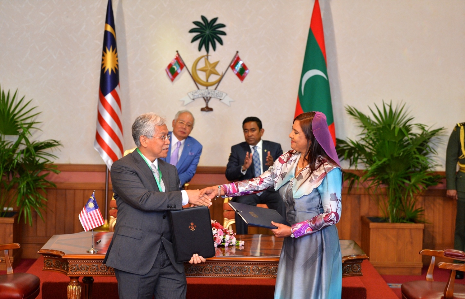 މާލެ: ޑިސެމްބަރު 20، 2017- ދިވެހި ދަރިވަރުންނަށް މެލޭޝިއާގައި މަތީ ތައުލީމުގެ ފުރުސަތު ހޯދައިދިނުމާ ގުޅޭ އެއްބަސްވުމުގައި ރާއްޖޭގެ އެޑިއުކޭޝަން މިނިސްޓަރު އާއިޝަތު ޝިހާމް (ކ) އާއި މެލޭޝިއާގެ ހަޔާ އެޑިއުކޭޝަން މިނިސްޓަރު ސުބްރަމާނިއަމް ކޭ ވީ ސަތަސިވަމް ސޮއިކުރެއްވުމަށް ފަހު އެއްބަސްވުން ބަދަލުކުރައްވަނީ.---ފޮޓޯ: ރައީސް އޮފީސް