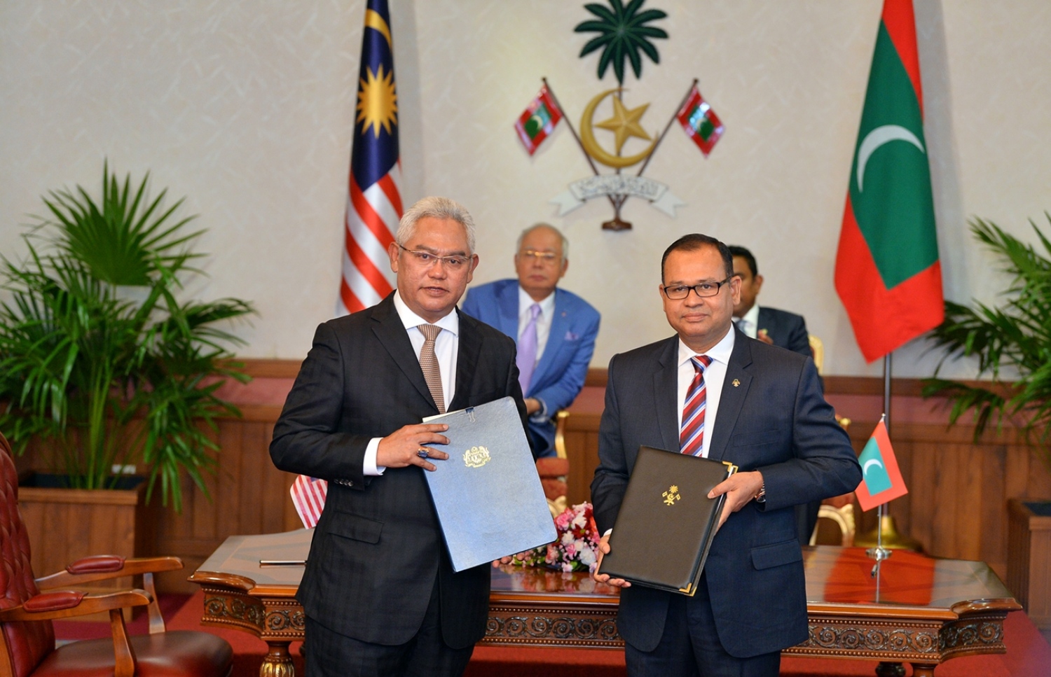 މާލެ: ޑިސެމްބަރު 20، 2017- ދިވެހިންނަށް އަލިފާން ނިއްވުމާ ގުޅޭ ތަމްރީން ދިނުމުގެ އެއްބަސްވުމުގައި ރާއްޖޭގެ ޑިފެންސް މިނިސްޓަރު އާދަމް ޝަރީފް (ކ) އާއި މެލޭޝިއާގެ އާބަން ވެލްބީން އެންޑް ލޯކަލް ގަވަމެންޓް، ނޫހް ބިން ހާޖީ އުމަރު ސޮއިކުރެއްވުމަށް ފަހު އެއްބަސްވުން ބަދަލުކުރައްވަނީ.---ފޮޓޯ: ރައީސް އޮފީސް