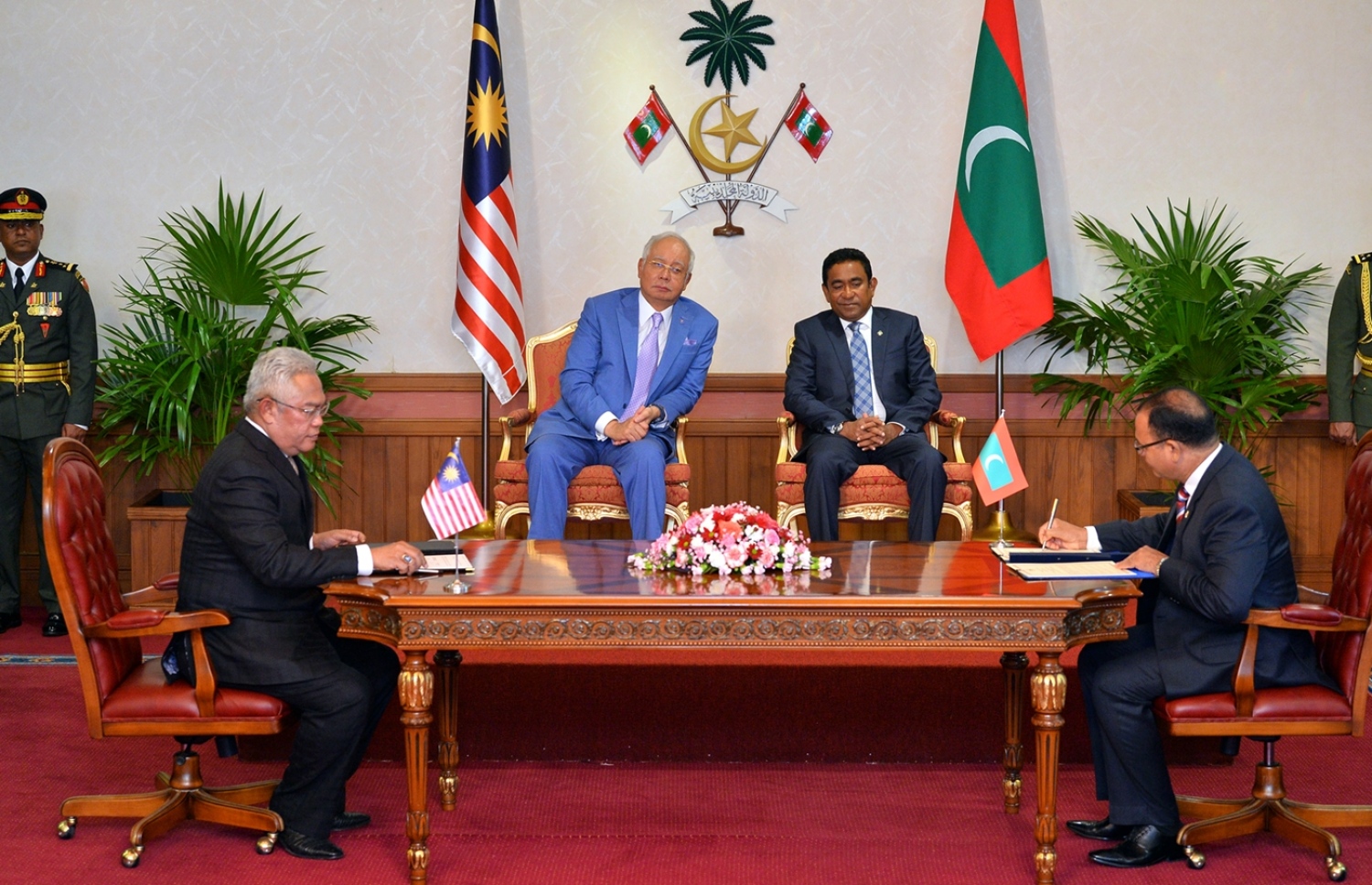 ރާއްޖެ-މެލޭޝިއާއިން އެއްބަސްވުންތަކުގައި ސޮއިކުރުން