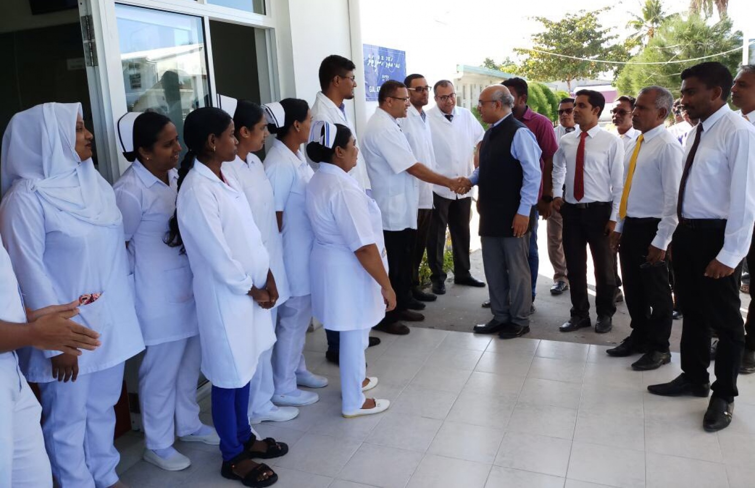 އިންޑިއާ ސަފީރު އަކިލޭޝް މިޝްރާ، ގއ. އަތޮޅަށް ކުރެއްވި ދަތުރުގައި ގއ. އަތޮޅު ހޮސްޕިޓަލަށް ޒިޔާރަތް ކުރައްވަނީ. ފޮޓޯ މިޝްރާގެ ޓުވިޓާ އެކައުންޓް