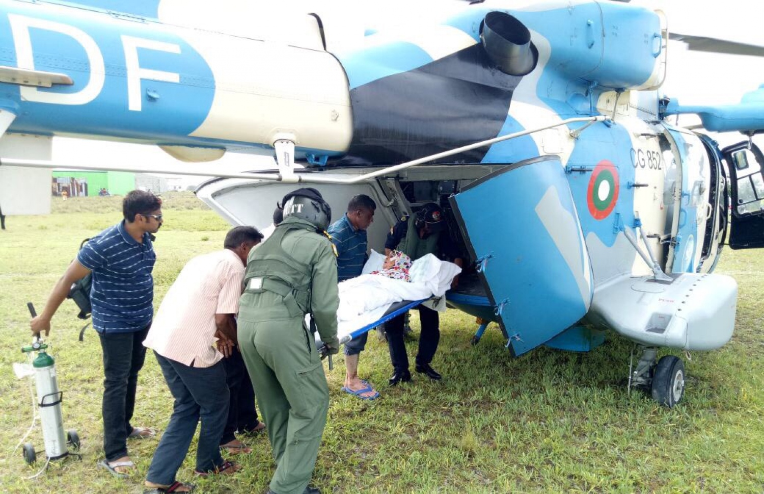 އިންޑިޔާ އިން ރާއްޖެ އަށް ހަދިޔާކޮށްފައިވާ މަނަވަރުގައި ރަށެއްގެ ބަލި މީހަކު މާލެ އަށް ގެންނަނީ. އިންޑިޔާ އިން އަބަދު ވެސް ރާއްޖެ އަށް އެހީތެރިވެދޭ. ފޮޓޯ މިޝްރާގެ ޓުވިޓާ އެކައުންޓް