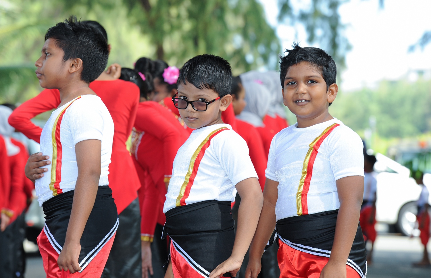 ހުޅުމާލެ: ޑިސެމްބަރު 20، 2017- މެލޭޝިއާގެ ބޮޑުވަޒީރު ނަޖީބު ރައްޒާގުގެ އަނބިކަނބަލުން ޕަޑުކާ ސެރީ ރޮސްމާހް މަންސޫރު، ހުޅުމާލޭގައި ހުންނަ ކުޑަކުދިން ބަލަހައްޓާ މަރުކަޒު، ފިޔަވައްޗަށް ޒިޔާރަތް ކުރެއްވިއިރު އެކަމަނާގެ އިސްތިގުބާލުގައި މަޑުކޮށްލައިގެން ތިބި ކުޑަކުދިންތަކެއް.---ފޮޓޯ: ރައީސް އޮފީސް