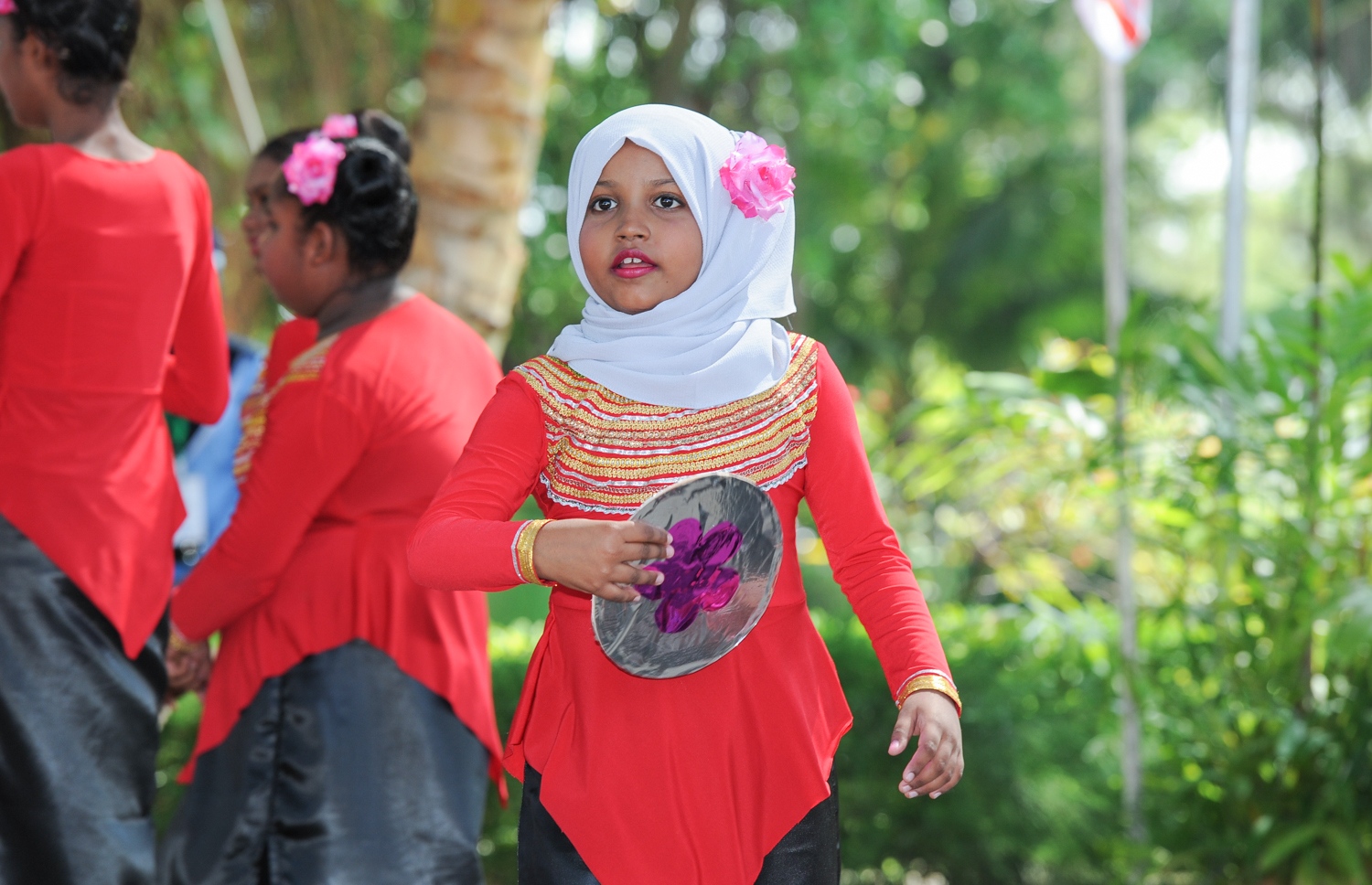 ހުޅުމާލެ: ޑިސެމްބަރު 20، 2017- މެލޭޝިއާގެ ބޮޑުވަޒީރު ނަޖީބު ރައްޒާގުގެ އަނބިކަނބަލުން ޕަޑުކާ ސެރީ ރޮސްމާހް މަންސޫރު، ހުޅުމާލޭގައި ހުންނަ ކުޑަކުދިން ބަލަހައްޓާ މަރުކަޒު، ފިޔަވައްޗަށް ޒިޔާރަތް ކުރެއްވިއިރު އެކަމަނާގެ އިސްތިގުބާލުގައި މަޑުކޮށްލައިގެން ތިބި ކުޑަކުދިންތަކެއް.---ފޮޓޯ: ރައީސް އޮފީސް