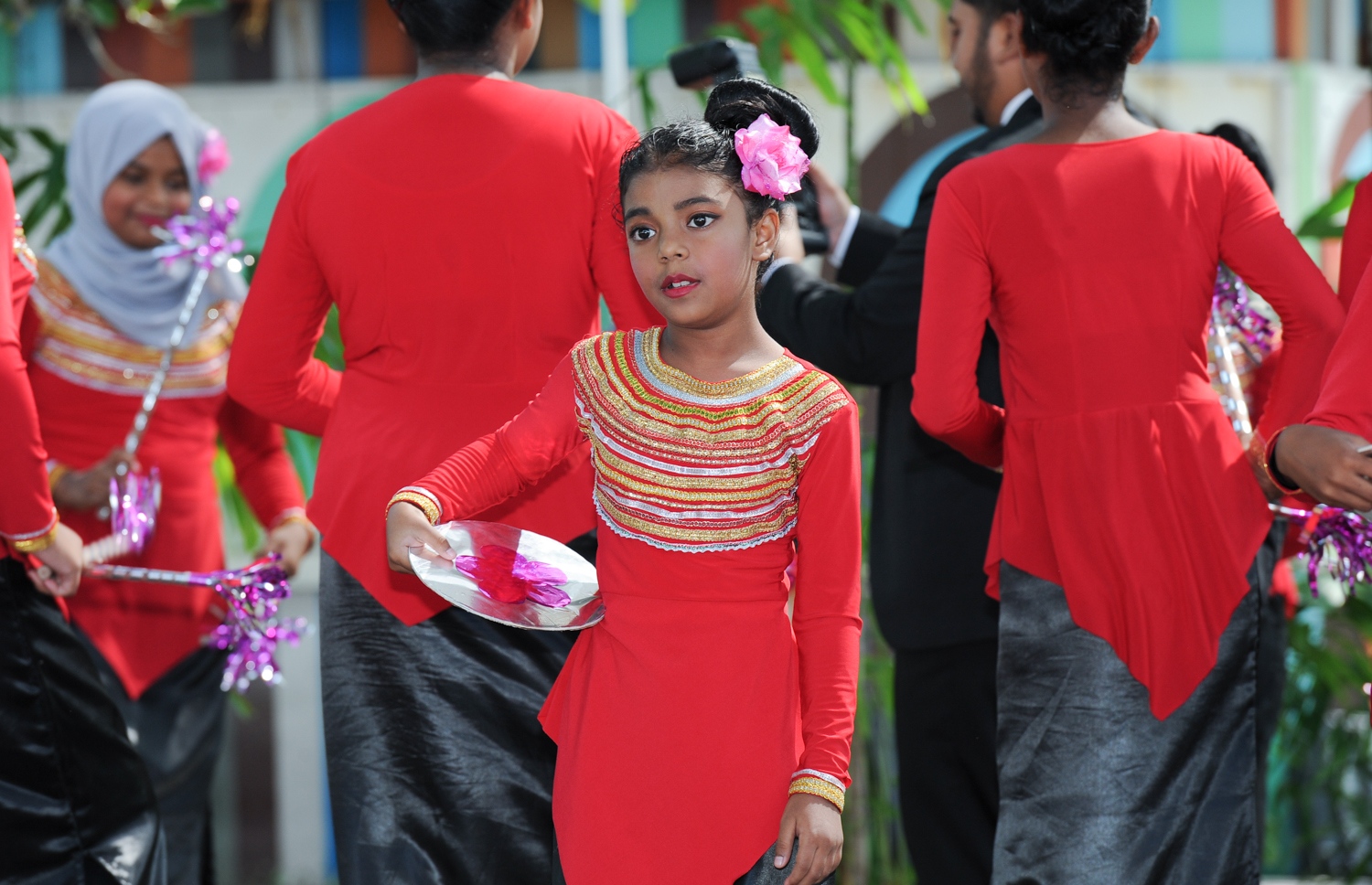 ހުޅުމާލެ: ޑިސެމްބަރު 20، 2017- މެލޭޝިއާގެ ބޮޑުވަޒީރު ނަޖީބު ރައްޒާގުގެ އަނބިކަނބަލުން ޕަޑުކާ ސެރީ ރޮސްމާހް މަންސޫރު، ހުޅުމާލޭގައި ހުންނަ ކުޑަކުދިން ބަލަހައްޓާ މަރުކަޒު، ފިޔަވައްޗަށް ޒިޔާރަތް ކުރެއްވިއިރު އެކަމަނާގެ އިސްތިގުބާލުގައި މަޑުކޮށްލައިގެން ތިބި ކުޑަކުދިންތަކެއް.---ފޮޓޯ: ރައީސް އޮފީސް