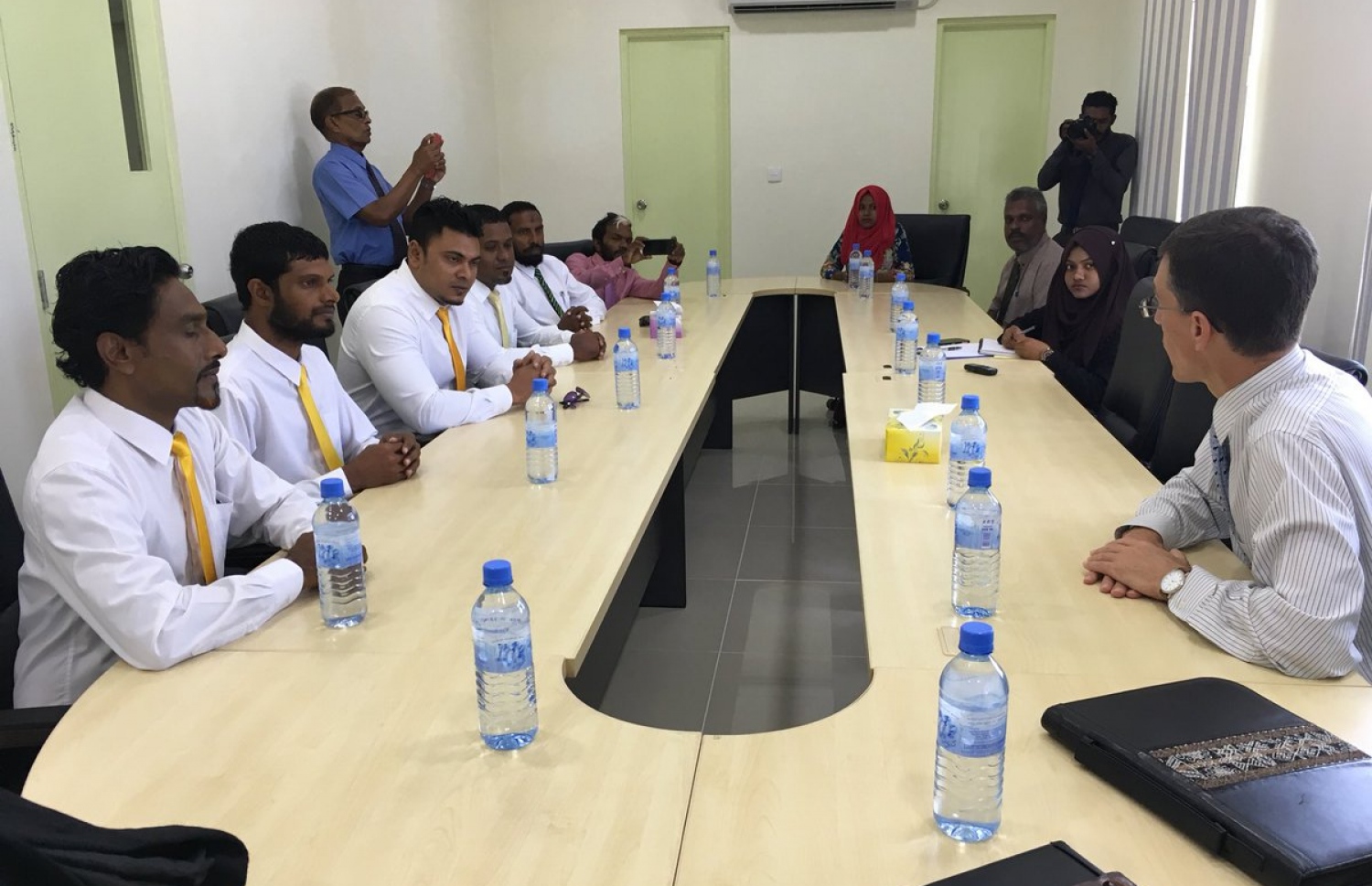 އިނގިރޭސި ވިލާތުން ރާއްޖެ އަށް ކަނޑައަޅާފައި ހުންނަވާ ސަފީރު ޖޭމްސް ޑޯރިސް، ގދ. ތިނަދު އަށް ވަޑައިގެން އެ ރަށު ކައުންސިލްގެ މެމްބަރުންނާ ބައްދަލު ކުރައްވަނީ. ފޮޓޯ ޑޯރިސްގެ ޓުވިޓާ އެކައުންޓް