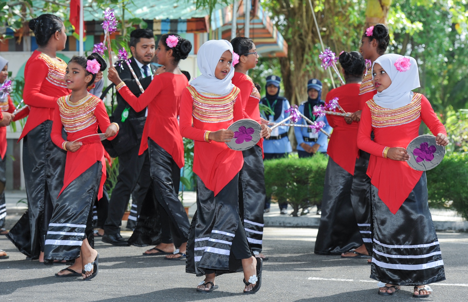 ހުޅުމާލެ: ޑިސެމްބަރު 20، 2017- މެލޭޝިއާގެ ބޮޑުވަޒީރު ނަޖީބު ރައްޒާގުގެ އަނބިކަނބަލުން ޕަޑުކާ ސެރީ ރޮސްމާހް މަންސޫރު، ހުޅުމާލޭގައި ހުންނަ ކުޑަކުދިން ބަލަހައްޓާ މަރުކަޒު، ފިޔަވައްޗަށް ޒިޔާރަތް ކުރެއްވުމުން ކުޑަކުދިންތަކެއް މުނިފޫހިފިލުވުމުގެ ހަރަކާތެއް ހުށަހަޅައިދެނީ.---ފޮޓޯ: ރައީސް އޮފީސް