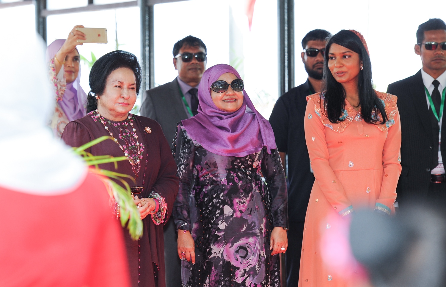 ހުޅުމާލެ: ޑިސެމްބަރު 20، 2017- މެލޭޝިއާގެ ބޮޑުވަޒީރު ނަޖީބު ރައްޒާގުގެ އަނބިކަނބަލުން ޕަޑުކާ ސެރީ ރޮސްމާހް މަންސޫރު (ވ)، ހުޅުމާލޭގައި ހުންނަ ކުޑަކުދިން ބަލަހައްޓާ މަރުކަޒު، ފިޔަވައްޗަށް ޒިޔާރަތް ކުރައްވާއިރު، ރާއްޖޭގެ ރައީސް ޔާމީންގެ އަނބިކަނބަލުން ފަސްޓް ލޭޑީ ފާތިމަތު އިބްރާހީމް (މ) އަދި ޖެންޑާ މިނިސްޓަރު ޒެނީޝާ ޒަކީ، އަރިހުގައި މަޑުކޮށްލައްވައިގެން.---ފޮޓޯ: ރައީސް އޮފީސް