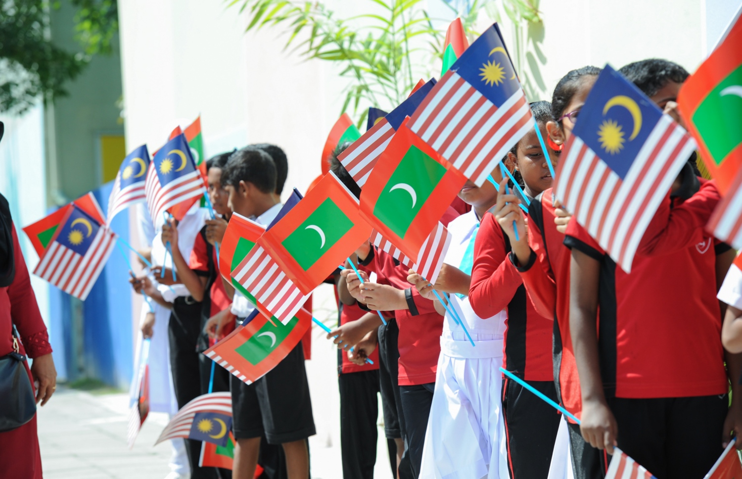 ހުޅުމާލެ: ޑިސެމްބަރު 20، 2017- މެލޭޝިއާގެ ބޮޑުވަޒީރު ނަޖީބު ރައްޒާގުގެ އަނބިކަނބަލުން ޕަޑުކާ ސެރީ ރޮސްމާހް މަންސޫރު، ހުޅުމާލޭގައި ހުންނަ ކުޑަކުދިން ބަލަހައްޓާ މަރުކަޒު، ފިޔަވައްޗަށް ޒިޔާރަތް ކުރައްވާތީ، ރާއްޖެ އާއި މެލޭޝިއާގެ ދިދަ ހިފައިގެން އެކަމަނާއަށް މަރުހަބާ ދެންނެވުމަށް އެތުރިގެން ތިބި ކުދިންތަކެއް..---ފޮޓޯ: ރައީސް އޮފީސް