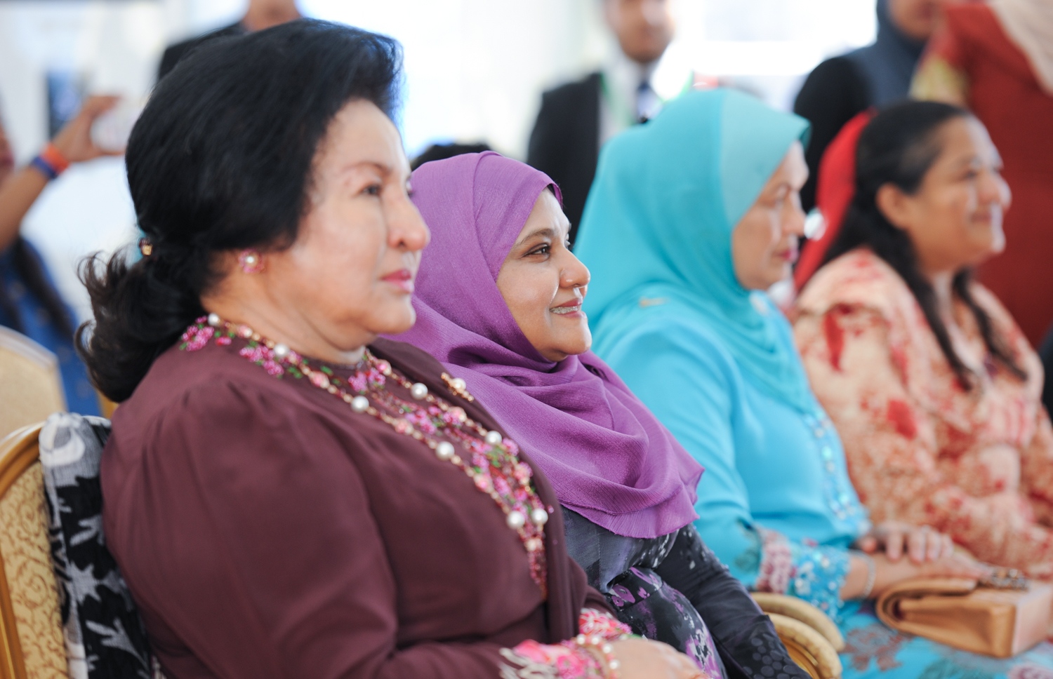 ހުޅުމާލެ: ޑިސެމްބަރު 20، 2017- މެލޭޝިއާގެ ބޮޑުވަޒީރު ނަޖީބު ރައްޒާގުގެ އަނބިކަނބަލުން ޕަޑުކާ ސެރީ ރޮސްމާހް މަންސޫރު، ހުޅުމާލޭގައި ހުންނަ ކުޑަކުދިން ބަލަހައްޓާ މަރުކަޒު، ފިޔަވައްޗަށް ޒިޔާރަތް ކުރައްވާއިރު، ރާއްޖޭގެ ރައީސް ޔާމީންގެ އަނބިކަނބަލުން ފަސްޓް ލޭޑީ ފާތިމަތު އިބްރާހީމް (ކ) އެކަމަނާގެ އަރިހުގައި މަޑުކޮށްލައްވައިގެން.---ފޮޓޯ: ރައީސް އޮފީސް