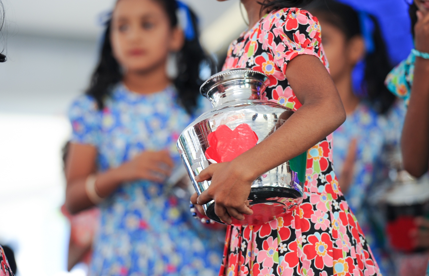 ހުޅުމާލެ: ޑިސެމްބަރު 20، 2017- މެލޭޝިއާގެ ބޮޑުވަޒީރު ނަޖީބު ރައްޒާގުގެ އަނބިކަނބަލުން ޕަޑުކާ ސެރީ ރޮސްމާހް މަންސޫރު، ހުޅުމާލޭގައި ހުންނަ ކުޑަކުދިން ބަލަހައްޓާ މަރުކަޒު، ފިޔަވައްޗަށް ޒިޔާރަތް ކުރެއްވުމުން ކުޑަކުދިންތަކެއް މުނިފޫހިފިލުވުމުގެ ހަރަކާތެއް ހުށަހަޅައިދެނީ.---ފޮޓޯ: ރައީސް އޮފީސް