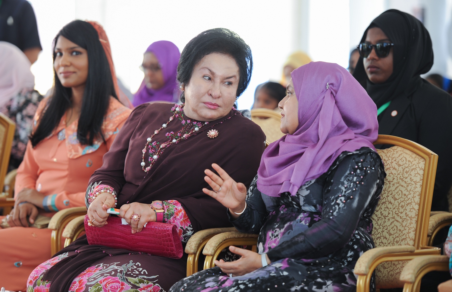 ހުޅުމާލެ: ޑިސެމްބަރު 20، 2017- މެލޭޝިއާގެ ބޮޑުވަޒީރު ނަޖީބު ރައްޒާގުގެ އަނބިކަނބަލުން ޕަޑުކާ ސެރީ ރޮސްމާހް މަންސޫރު، ހުޅުމާލޭގައި ހުންނަ ކުޑަކުދިން ބަލަހައްޓާ މަރުކަޒު، ފިޔަވައްޗަށް ޒިޔާރަތް ކުރައްވާއިރު، ރާއްޖޭގެ ރައީސް ޔާމީންގެ އަނބިކަނބަލުން ފަސްޓް ލޭޑީ ފާތިމަތު އިބްރާހީމް (ކ) އެކަމަނާއާ ވާހަކަފުޅު ދައްކަވަނީ.---ފޮޓޯ: ރައީސް އޮފީސް