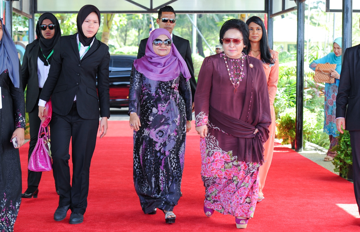 ހުޅުމާލެ: ޑިސެމްބަރު 20، 2017- މެލޭޝިއާގެ ބޮޑުވަޒީރު ނަޖީބު ރައްޒާގުގެ އަނބިކަނބަލުން ޕަޑުކާ ސެރީ ރޮސްމާހް މަންސޫރު، ހުޅުމާލޭގައި ހުންނަ ކުޑަކުދިން ބަލަހައްޓާ މަރުކަޒު، ފިޔަވައްޗަށް ޒިޔާރަތް ކުރައްވާއިރު، ރާއްޖޭގެ ރައީސް ޔާމީންގެ އަނބިކަނބަލުން ފަސްޓް ލޭޑީ ފާތިމަތު އިބްރާހީމް އެކަމަނާގެ އަރިހުގައި.---ފޮޓޯ: ރައީސް އޮފީސް