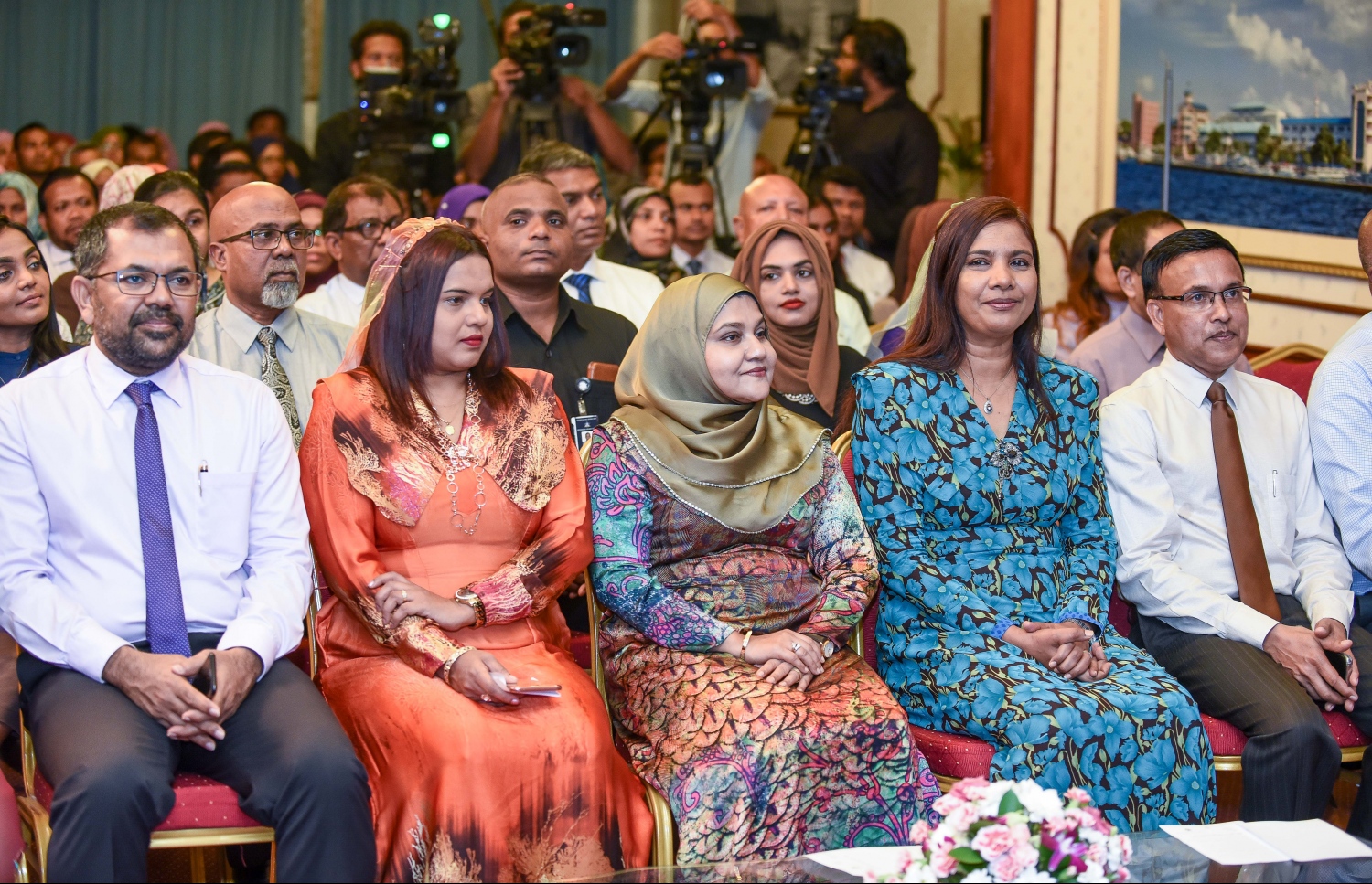 މާލެ: ޑިސެމްބަރު 21، 2017: 2050 ސްކޮލަޝިޕް ލޯންޗުކުރަން ދަރުބާރުގޭގައި ބޭއްވި ރަސްމިއްޔާތުގައި، ފަސްޓް ލޭޑީ ފާތިމަތު އިބްރާހީމް (މ) އަދި ވަޒީރުން ބައިވެރިވެވަޑައިގަންނަވަނީ-- ފޮޓޯ: ނިޝާން އަލީ/ މިހާރު