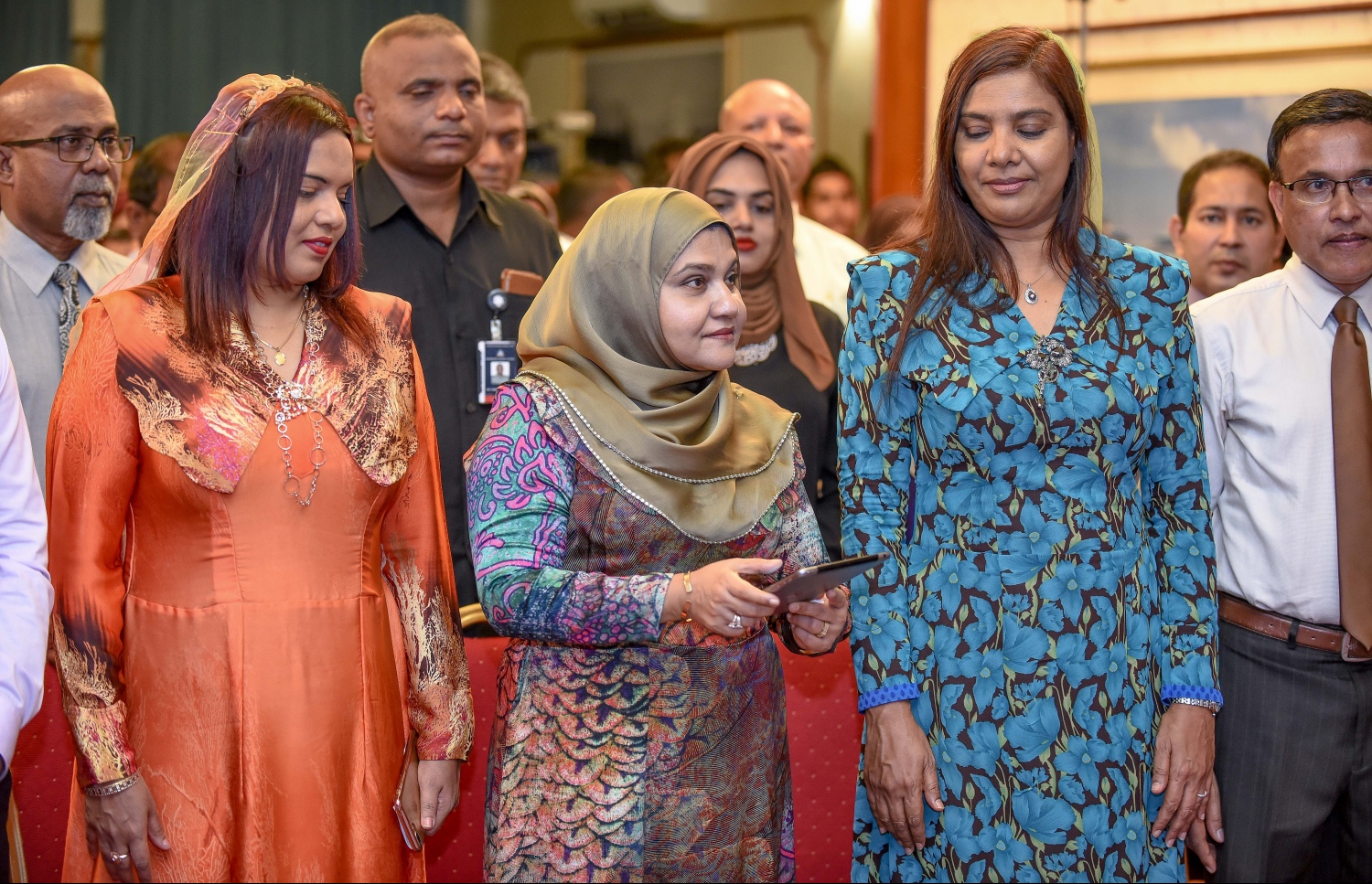 މާލެ: ޑިސެމްބަރު 21، 2017- 2050 ސްކޮލަޝިޕް ލޯންޗުކުރަން ދަރުބާރުގޭގައި ބޭއްވި ރަސްމިއްޔާތުގައި، ފަސްޓް ލޭޑީ ފާތިމަތު އިބްރާހީމް ސްކޮލަޝިޕްތައް ލޯންޗުކޮށް ދެއްވަނީ-- ފޮޓޯ: ނިޝާން އަލީ/ މިހާރު