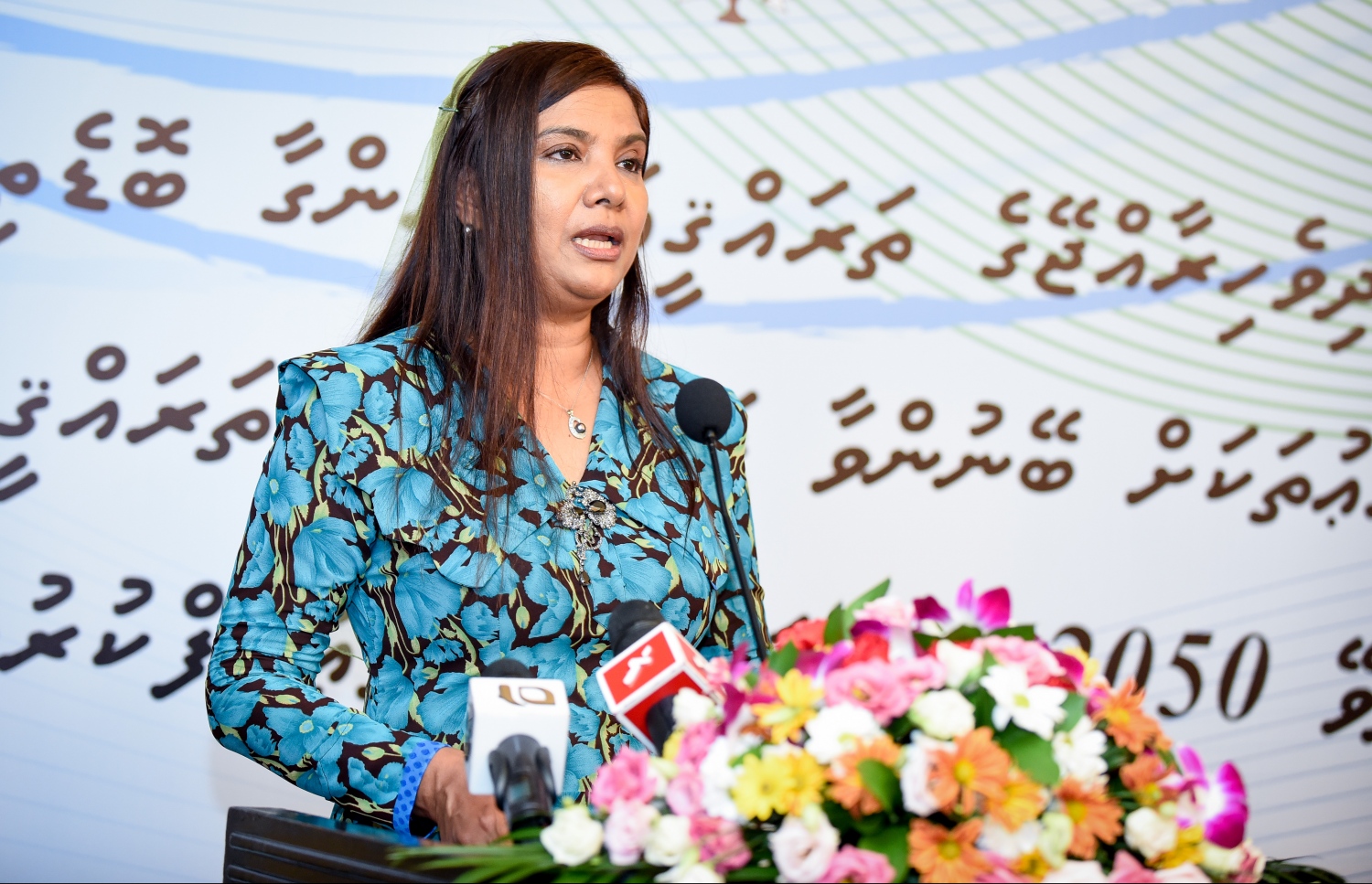 މާލެ: ޑިސެމްބަރު 21، 2017: 2050 ސްކޮލަޝިޕް ލޯންޗުކުރަން ދަރުބާރުގޭގައި ބޭއްވި ރަސްމިއްޔާތުގައި، އެޑިއުކޭޝަން މިނިސްޓަރު އައިޝަތު ޝިހާމް ވާހަކަ ދައްކަވަނީ-- ފޮޓޯ: ނިޝާން އަލީ/ މިހާރު