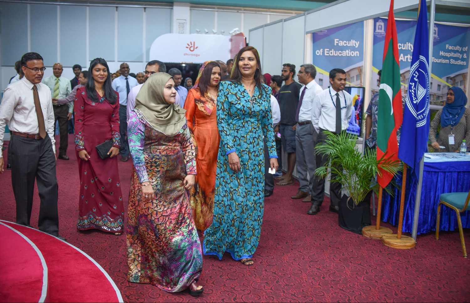 މާލެ: ޑިސެމްބަރު 21، 2017: 2050 ސްކޮލަޝިޕް ލޯންޗުކުރަން ދަރުބާރުގޭގައި ބޭއްވި ރަސްމިއްޔާތުގައި، ފަސްޓް ލޭޑީ ފާތިމަތު އިބްރާހީމް (މ) އަދި ކެބިނެޓުގެ ބައެއް ވަޒީރުން ބައިވެރިވެވަޑައިގަންނަވަނީ-- ފޮޓޯ: ނިޝާން އަލީ/ މިހާރު