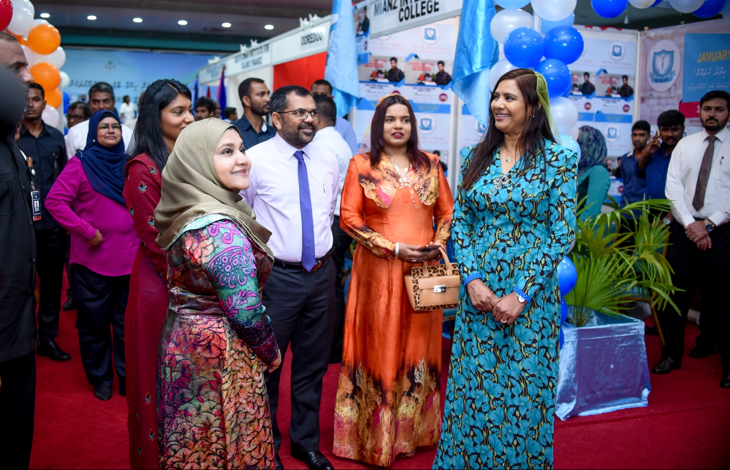 މާލެ:ޑިސެމްބަރު 21، 2017: ދަރުބާރުގޭގައި ފެށި ހަޔަ އެޑިއުކޭޝަން ފެއާގައި އެޑިއުކޭޝަން މިނިސްޓަރު އައިޝަތު ޝިހާމް(ކ)، ޔޫތު މިނިސްޓަރު އިރުތިޝާމް(ކ-2)، ޓޫރިޒަމް މިނިސްޓަރު މޫސާ ޒަމީރު(މ)، ޖެންޑާ މިނިސްޓަރު ޒެނީޝާ ޝަހީދު ޒަކީ(ވ-2) އަދި ފަސްޓް ލޭޑީ ފާތުމަތު އިބްރާހިމް(ވ) ބައިވެރިވެ ވަޑައިގަންނަވަނީ: މިރޭ 10 ޖަހަންދެން ފެއާ ކުރިއަށް ގެންދާނެ-- ފޮޓޯ: ނިޝާން އަލީ/ މިހާރު