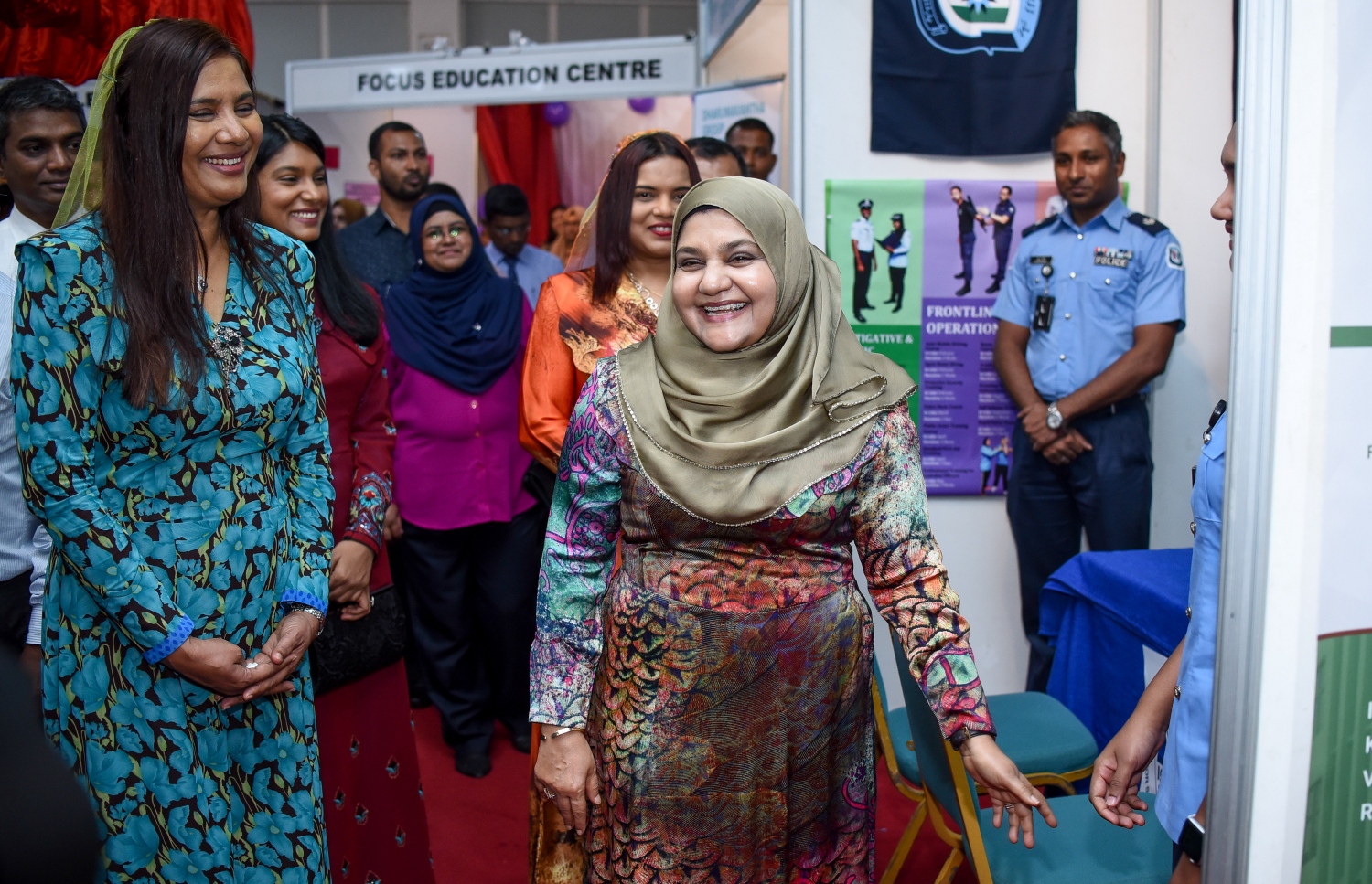 މާލެ: ޑިސެމްބަރު 21، 2017- މަތީ ތައުލީމް ހާސިލްކުރަން ސަރުކާރުން ދޭން ނިންމާފައިވާ 2050 ސްކޮލަޝިޕަށް ކުރިމަތިލުމުގެ ފުރުސަތު ހުޅުވާލުމަށް ދަރުބާރުގޭގައި ބޭއްވި ރަސްމިއްޔާތުގައި ފަސްޓް ލޭޑީ ފާތުމަތު އިބްރާހިމް(ކ)، އަދި އެޑިއުކޭޝަން މިނިސްޓަރު އައިޝަތު ޝިހާމް(ވ) ބައިވެރިވެވަޑައިގަންނަވަނީ.-- ފޮޓޯ: ނިޝާން އަލީ/ މިހާރު