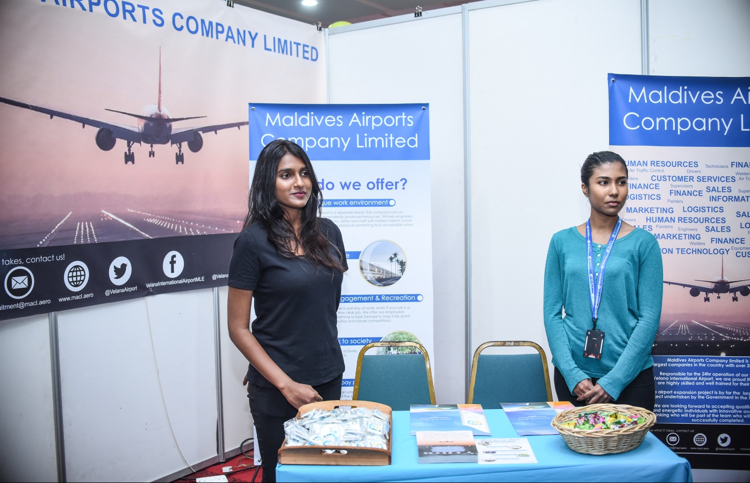 މާލެ:ޑިސެމްބަރު 21، 2017- މަތީ ތައުލީމަށް ކިޔެވުމަށް ސަރުކާރުން ދޭ 2050 ސްކޮލަޝިޕަށް މިއަދު ހުޅުވާލުމާ ގުޅިގެން، އެ ފުރުސަތަށް ހާއްސަކޮށްގެން ފެށި ފެއާގައި ހުރި މޯލްޑިވްސް އެއާޕޯޓްސް ކޮމްޕެނީގެ ސްޓޯލެއްގައި އެތަނުގެ ދެ މުވައްޒަފަކު މަޑުކޮށްލައިގެން: ރާއްޖޭގެ ދެ ޔުނިވާސިޓީ އާއި ކޮލެޖުތަކުން ހިންގާ ކޯސްތަކާ ބެހޭ މައުލޫމާތު ލިބޭ ފެއާ މިރޭ 10 ޖަހަންދެން ދަރުބާރުގޭގައި އޮންނާނެ.---ފޮޓޯ: ނިޝާން އަލީ/މިހާރު