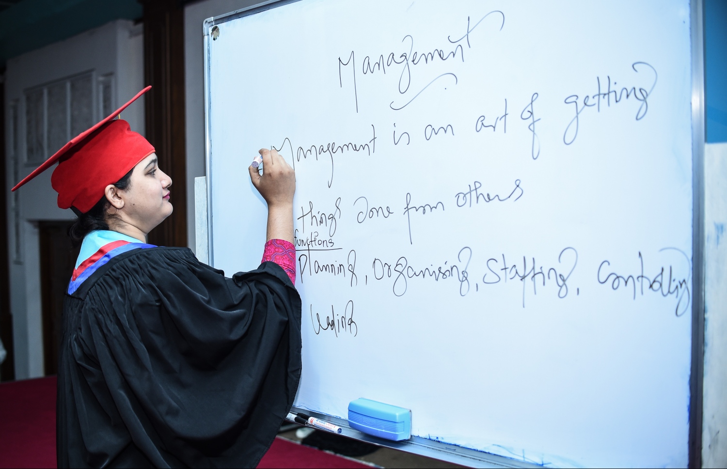 މާލެ:ޑިސެމްބަރު 21، 2017- މަތީ ތައުލީމަށް ކިޔެވުމަށް ސަރުކާރުން ދޭ 2050 ސްކޮލަޝިޕަށް މިއަދު ހުޅުވާލުމާ ގުޅިގެން، އެ ފުރުސަތަށް ހާއްސަކޮށްގެން ފެށި ފެއާގައި މައުލޫމާތު ދެނީ: ރާއްޖޭގެ ދެ ޔުނިވާސިޓީ އާއި ކޮލެޖުތަކުން ހިންގާ ކޯސްތަކާ ބެހޭ މައުލޫމާތު ލިބޭ ފެއާ މިރޭ 10 ޖަހަންދެން ދަރުބާރުގޭގައި އޮންނާނެ.---ފޮޓޯ: ނިޝާން އަލީ/މިހާރު