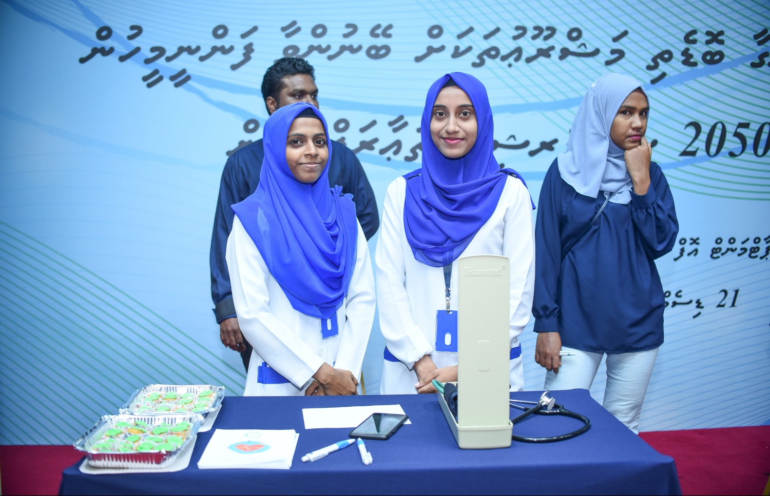 މާލެ:ޑިސެމްބަރު 21، 2017- މަތީ ތައުލީމަށް ކިޔެވުމަށް ސަރުކާރުން ދޭ 2050 ސްކޮލަޝިޕަށް މިއަދު ހުޅުވާލުމާ ގުޅިގެން، އެ ފުރުސަތަށް ހާއްސަކޮށްގެން ފެށި ފެއާގައި ހުރި ހަޔާ އެޑިއުކޭޝަން ޑިޕާޓްމެނޓުގެ ސްޓޯލެއްގައި އެތަނުގެ މުވައްޒަފުންތަކެއް މަޑުކޮށްލައިގެން: ރާއްޖޭގެ ދެ ޔުނިވާސިޓީ އާއި ކޮލެޖުތަކުން ހިންގާ ކޯސްތަކާ ބެހޭ މައުލޫމާތު ލިބޭ ފެއާ މިރޭ 10 ޖަހަންދެން ދަރުބާރުގޭގައި އޮންނާނެ.---ފޮޓޯ: ނިޝާން އަލީ/މިހާރު