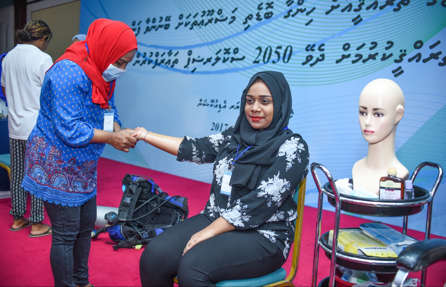 މާލެ:ޑިސެމްބަރު 21، 2017- މަތީ ތައުލީމަށް ކިޔެވުމަށް ސަރުކާރުން ދޭ 2050 ސްކޮލަޝިޕަށް މިއަދު ހުޅުވާލުމާ ގުޅިގެން، އެ ފުރުސަތަށް ހާއްސަކޮށްގެން ފެށި ފެއާގައި ހުރި ސްޓޯލެއްގައި ބަޔަކު ހަރަކާތްތެރިވަނީ: ރާއްޖޭގެ ދެ ޔުނިވާސިޓީ އާއި ކޮލެޖުތަކުން ހިންގާ ކޯސްތަކާ ބެހޭ މައުލޫމާތު ލިބޭ ފެއާ މިރޭ 10 ޖަހަންދެން ދަރުބާރުގޭގައި އޮންނާނެ.---ފޮޓޯ: ނިޝާން އަލީ/މިހާރު