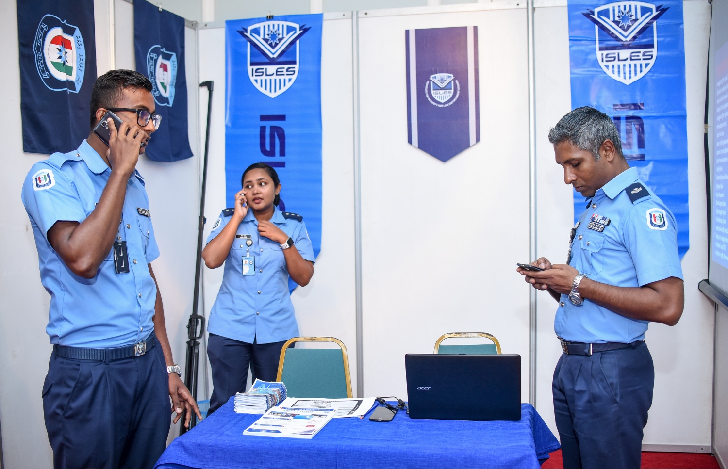 މާލެ:ޑިސެމްބަރު 21، 2017- މަތީ ތައުލީމަށް ކިޔެވުމަށް ސަރުކާރުން ދޭ 2050 ސްކޮލަޝިޕަށް މިއަދު ހުޅުވާލުމާ ގުޅިގެން، އެ ފުރުސަތަށް ހާއްސަކޮށްގެން ފެށި ފެއާގައި ހުރި ފުލުހުންގެ ސްޓޯލްގައި ބައެއް ފުލުހުން ހަރަކާތްތެރިވަނީ: ރާއްޖޭގެ ދެ ޔުނިވާސިޓީ އާއި ކޮލެޖުތަކުން ހިންގާ ކޯސްތަކާ ބެހޭ މައުލޫމާތު ލިބޭ ފެއާ މިރޭ 10 ޖަހަންދެން ދަރުބާރުގޭގައި އޮންނާނެ.---ފޮޓޯ: ނިޝާން އަލީ/މިހާރު