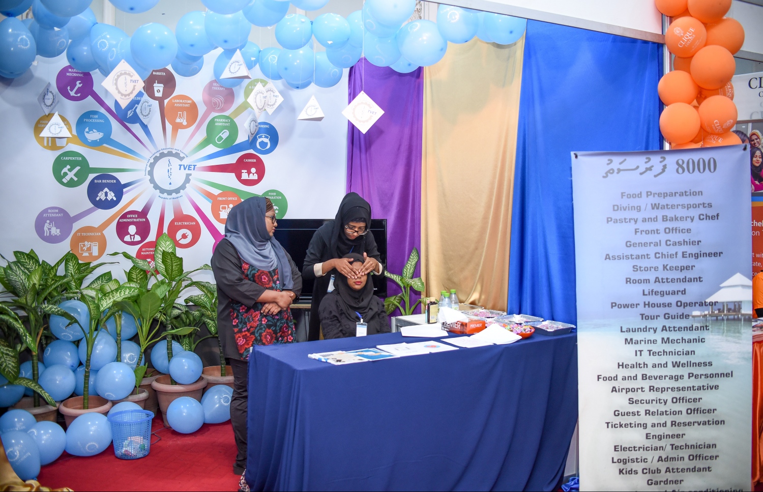 މާލެ:ޑިސެމްބަރު 21، 2017- މަތީ ތައުލީމަށް ކިޔެވުމަށް ސަރުކާރުން ދޭ 2050 ސްކޮލަޝިޕަށް މިއަދު ހުޅުވާލުމާ ގުޅިގެން، އެ ފުރުސަތަށް ހާއްސަކޮށްގެން ފެށި ފެއާގައި ހުރި ސްޓޯލެއް: ރާއްޖޭގެ ދެ ޔުނިވާސިޓީ އާއި ކޮލެޖުތަކުން ހިންގާ ކޯސްތަކާ ބެހޭ މައުލޫމާތު ލިބޭ ފެއާ މިރޭ 10 ޖަހަންދެން ދަރުބާރުގޭގައި އޮންނާނެ.---ފޮޓޯ: ނިޝާން އަލީ/މިހާރު