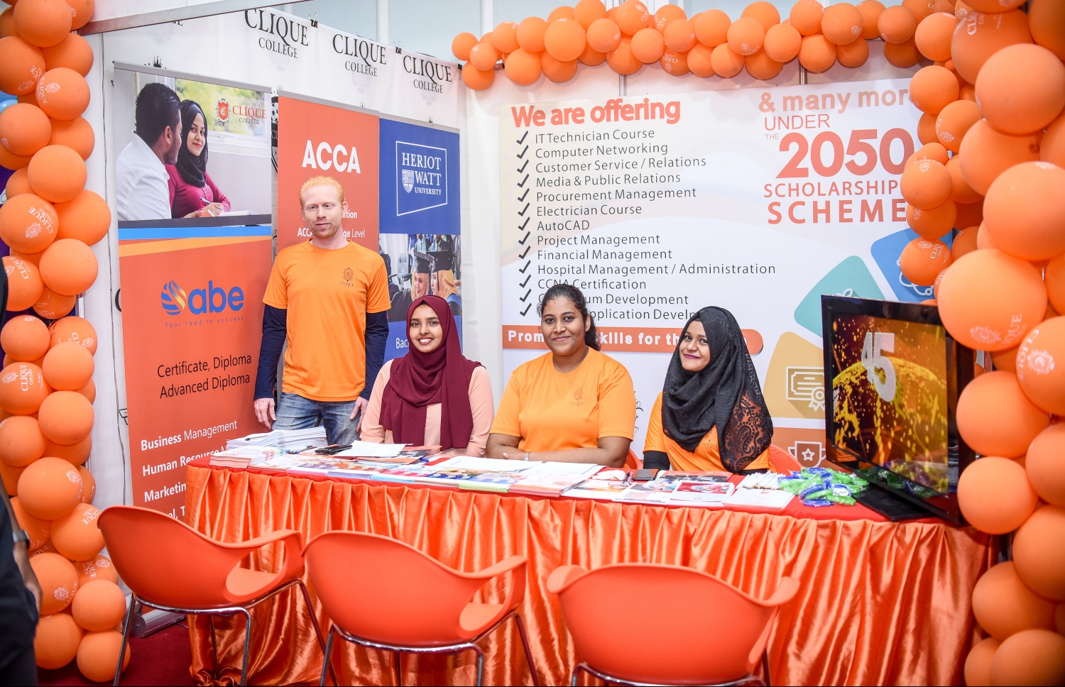 މާލެ:ޑިސެމްބަރު 21، 2017- މަތީ ތައުލީމަށް ކިޔެވުމަށް ސަރުކާރުން ދޭ 2050 ސްކޮލަޝިޕަށް މިއަދު ހުޅުވާލުމާ ގުޅިގެން، އެ ފުރުސަތަށް ހާއްސަކޮށްގެން ފެށި ފެއާގައި ހުރި ކްލިކް ކޮލެޖުގެ ސްޓޯލެއްގައި އެ ކޮލެޖުގެ މުވައްޒަފުން ހަރަކާތްތެރިވަނީ: ރާއްޖޭގެ ދެ ޔުނިވާސިޓީ އާއި ކޮލެޖުތަކުން ހިންގާ ކޯސްތަކާ ބެހޭ މައުލޫމާތު ލިބޭ ފެއާ މިރޭ 10 ޖަހަންދެން ދަރުބާރުގޭގައި އޮންނާނެ.---ފޮޓޯ: ނިޝާން އަލީ/މިހާރު