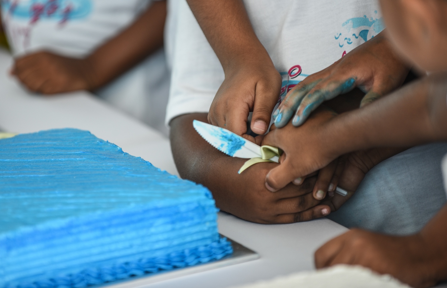 ހުޅުމާލެ: ޑިސެމްބަރު 21، 2017- ފަސްޓް ލޭޑީ ފާތިމަތު އިބްރާހީމް ހިންގަވާ ސަދަގާތު ފައުންޑޭޝަނުން ކުރިއަށް ގެންދާ ހިތާނީ ފެސްޓިވަލްގައި ބައިވެރިވެފައިވާ ކުދިން މިއަދު ކޭކު ފަޅަނީ: މި ފެސްޓިވަލަށް ރައީސް ޔާމީން ވަނީ މިއަދު ވަޑައިގެން އެ ކުދިންގެ ހާލު ބައްލަވާފައި.---ފޮޓޯ: ހުސެއިން ވަހީދު/މިހާރު