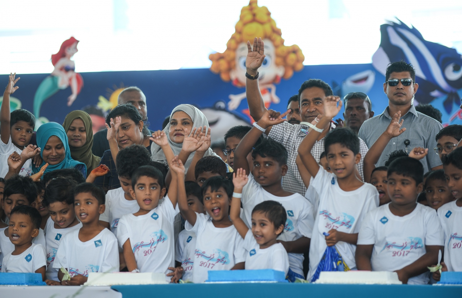 ހުޅުމާލެ: ޑިސެމްބަރު 21، 2017- ފަސްޓް ލޭޑީ ފާތިމަތު އިބްރާހީމް ހިންގަވާ ސަދަގާތު ފައުންޑޭޝަނުން ކުރިއަށް ގެންދާ ހިތާނީ ފެސްޓިވަލަށް ރައީސް ޔާމީނާއި ފަސްޓް ލޭޑީ ވަޑައިގެން ކުދިންނާއެކު ފޮޓޯފުޅެއް ނަންގަވަނީ.---ފޮޓޯ: ހުސެއިން ވަހީދު/މިހާރު