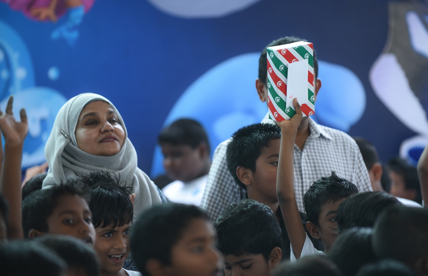 ހުޅުމާލެ: ޑިސެމްބަރު 21، 2017- ފަސްޓް ލޭޑީ ފާތިމަތު އިބްރާހީމް ހިންގަވާ ސަދަގާތު ފައުންޑޭޝަނުން ކުރިއަށް ގެންދާ ހިތާނީ ފެސްޓިވަލަށް ރައީސް ޔާމީނާއި ފަސްޓް ލޭޑީ ވަޑައިގެން ކުދިންނާއެކު ވަގުތުކޮޅެއް ހޭދަކުރައްވަނީ.---ފޮޓޯ: ހުސެއިން ވަހީދު/މިހާރު