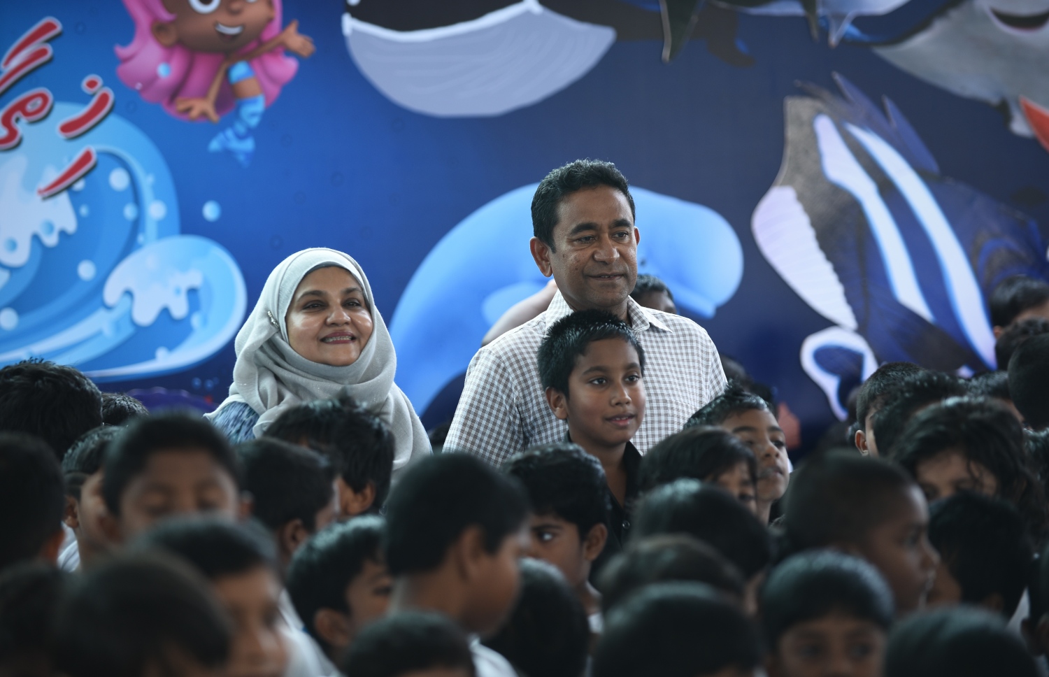 ހުޅުމާލެ: ޑިސެމްބަރު 21، 2017- ފަސްޓް ލޭޑީ ފާތިމަތު އިބްރާހީމް ހިންގަވާ ސަދަގާތު ފައުންޑޭޝަނުން ކުރިއަށް ގެންދާ ހިތާނީ ފެސްޓިވަލަށް ރައީސް ޔާމީނާއި ފަސްޓް ލޭޑީ ވަޑައިގެން ކުދިންނާއެކު ވަގުތުކޮޅެއް ހޭދަކުރައްވަނީ.---ފޮޓޯ: ހުސެއިން ވަހީދު/މިހާރު