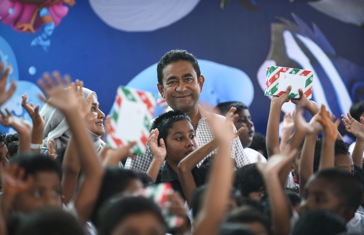 ހުޅުމާލެ: ޑިސެމްބަރު 21، 2017- ފަސްޓް ލޭޑީ ފާތިމަތު އިބްރާހީމް ހިންގަވާ ސަދަގާތު ފައުންޑޭޝަނުން ކުރިއަށް ގެންދާ ހިތާނީ ފެސްޓިވަލަށް ރައީސް ޔާމީން ވަޑައިގެން ކުދިންނާއެކު ވަގުތުކޮޅެއް ހޭދަކުރައްވަނީ.---ފޮޓޯ: ހުސެއިން ވަހީދު/މިހާރު