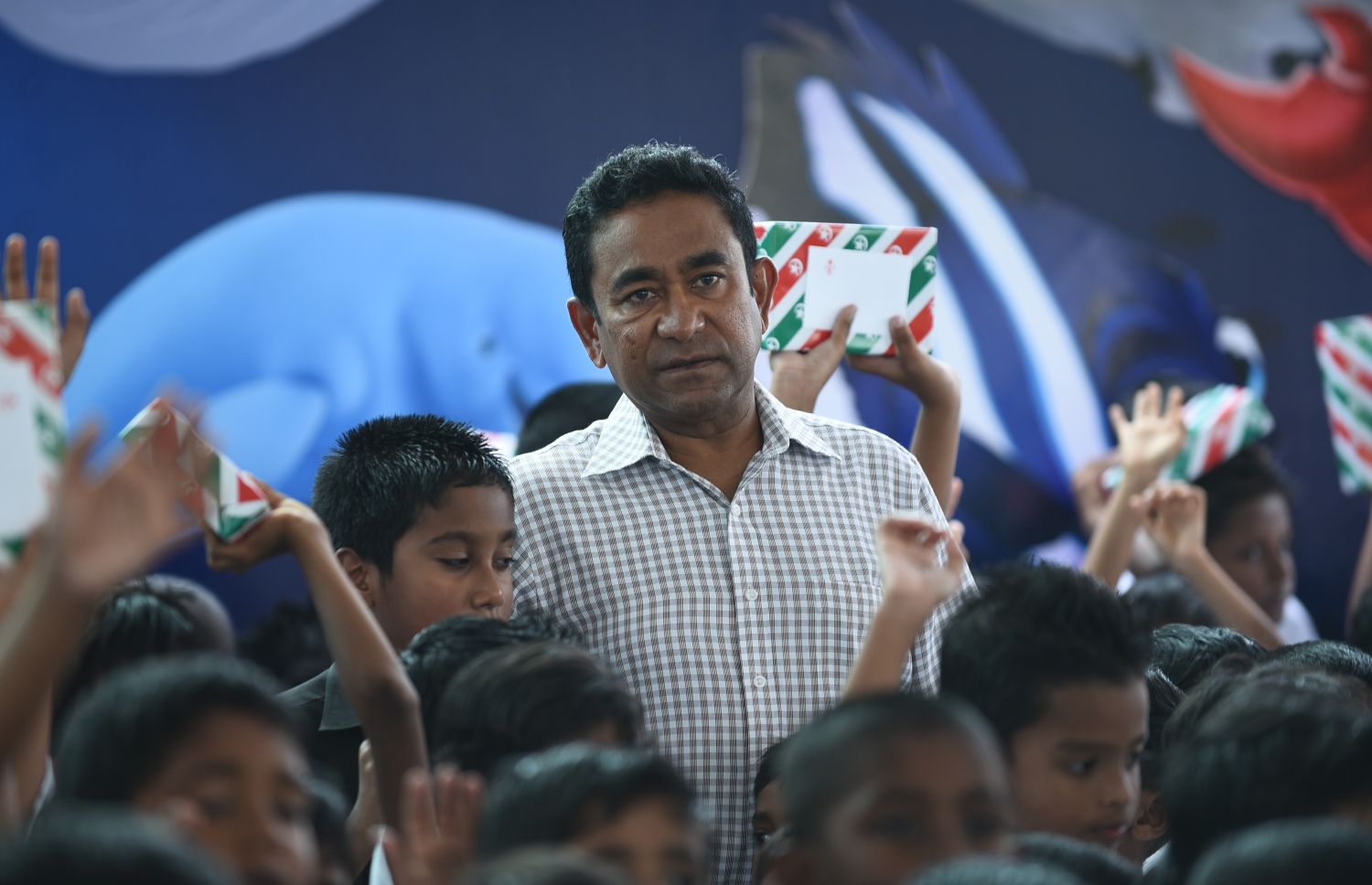 ހުޅުމާލެ: ޑިސެމްބަރު 21، 2017- ފަސްޓް ލޭޑީ ފާތިމަތު އިބްރާހީމް ހިންގަވާ ސަދަގާތު ފައުންޑޭޝަނުން ކުރިއަށް ގެންދާ ހިތާނީ ފެސްޓިވަލަށް ރައީސް ޔާމީން ވަޑައިގެން ކުދިންނާއެކު ވަގުތުކޮޅެއް ހޭދަކުރައްވަނީ.---ފޮޓޯ: ހުސެއިން ވަހީދު/މިހާރު