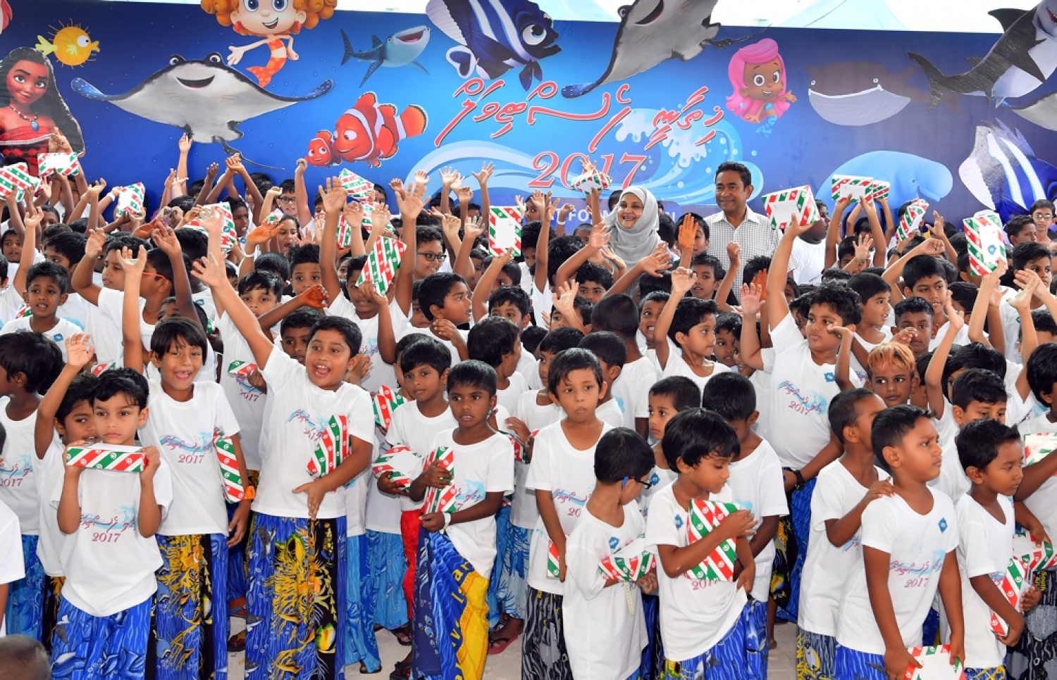 ހުޅުމާލެ: ޑިސެމްބަރު 21، 2017- ފަސްޓް ލޭޑީ ފާތިމަތު އިބްރާހީމް ހިންގަވާ ސަދަގާތު ފައުންޑޭޝަނުން ކުރިއަށް ގެންދާ ހިތާނީ ފެސްޓިވަލަށް ރައީސް ޔާމީނާއި ފަސްޓް ލޭޑީ ވަޑައިގެން ކުދިންނާއެކު ފޮޓޯފުޅެއް ނަންގަވަނީ.---ފޮޓޯ: ރައީސް އޮފީސް