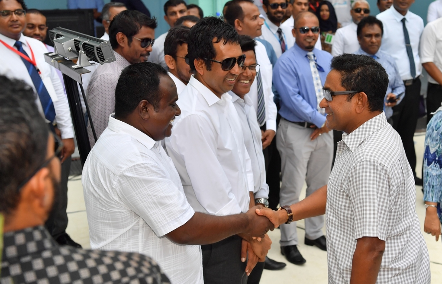 ހުޅުމާލެ: ޑިސެމްބަރު 21، 2017- ފަސްޓް ލޭޑީ ފާތިމަތު އިބްރާހީމް ހިންގަވާ ސަދަގާތު ފައުންޑޭޝަނުން ކުރިއަށް ގެންދާ ހިތާނީ ފެސްޓިވަލަށް ރައީސް ޔާމީން ވަޑައިގެން ސަރުކާރުގެ ބައެއް އިސްވެރިން އަދި ރައްޔިތުންގެ މަޖިލީހުގެ ބައެއް ބޭފުޅުންނާ ސަލާމް ކުރައްވަނީ.---ފޮޓޯ: ރައީސް އޮފީސް