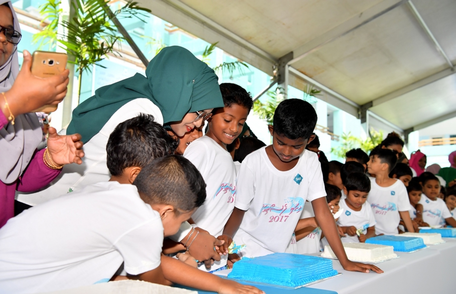 ހުޅުމާލެ: ޑިސެމްބަރު 21، 2017- ފަސްޓް ލޭޑީ ފާތިމަތު އިބްރާހީމް ހިންގަވާ ސަދަގާތު ފައުންޑޭޝަނުން ކުރިއަށް ގެންދާ ހިތާނީ ފެސްޓިވަލްގައި ބައިވެރިވެފައިވާ ކުދިން މިއަދު ކޭކު ފަޅަނީ: މި ފެސްޓިވަލަށް ރައީސް ޔާމީން ވަނީ މިއަދު ވަޑައިގެން އެ ކުދިންގެ ހާލު ބައްލަވާފައި.---ފޮޓޯ: ރައީސް އޮފީސް