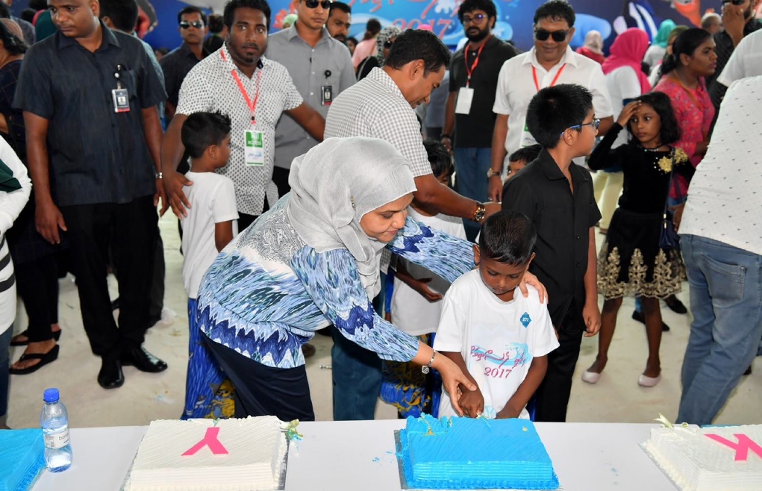 ހުޅުމާލެ: ޑިސެމްބަރު 21، 2017- ފަސްޓް ލޭޑީ ފާތިމަތު އިބްރާހީމް ހިންގަވާ ސަދަގާތު ފައުންޑޭޝަނުން ކުރިއަށް ގެންދާ ހިތާނީ ފެސްޓިވަލަށް ރައީސް ޔާމީނާއި ފަސްޓް ލޭޑީ ވަޑައިގެން ކުދިންނާއެކު ވަގުތުކޮޅެއް ހޭދަކުރައްވަނީ.---ފޮޓޯ: ރައީސް އޮފީސް