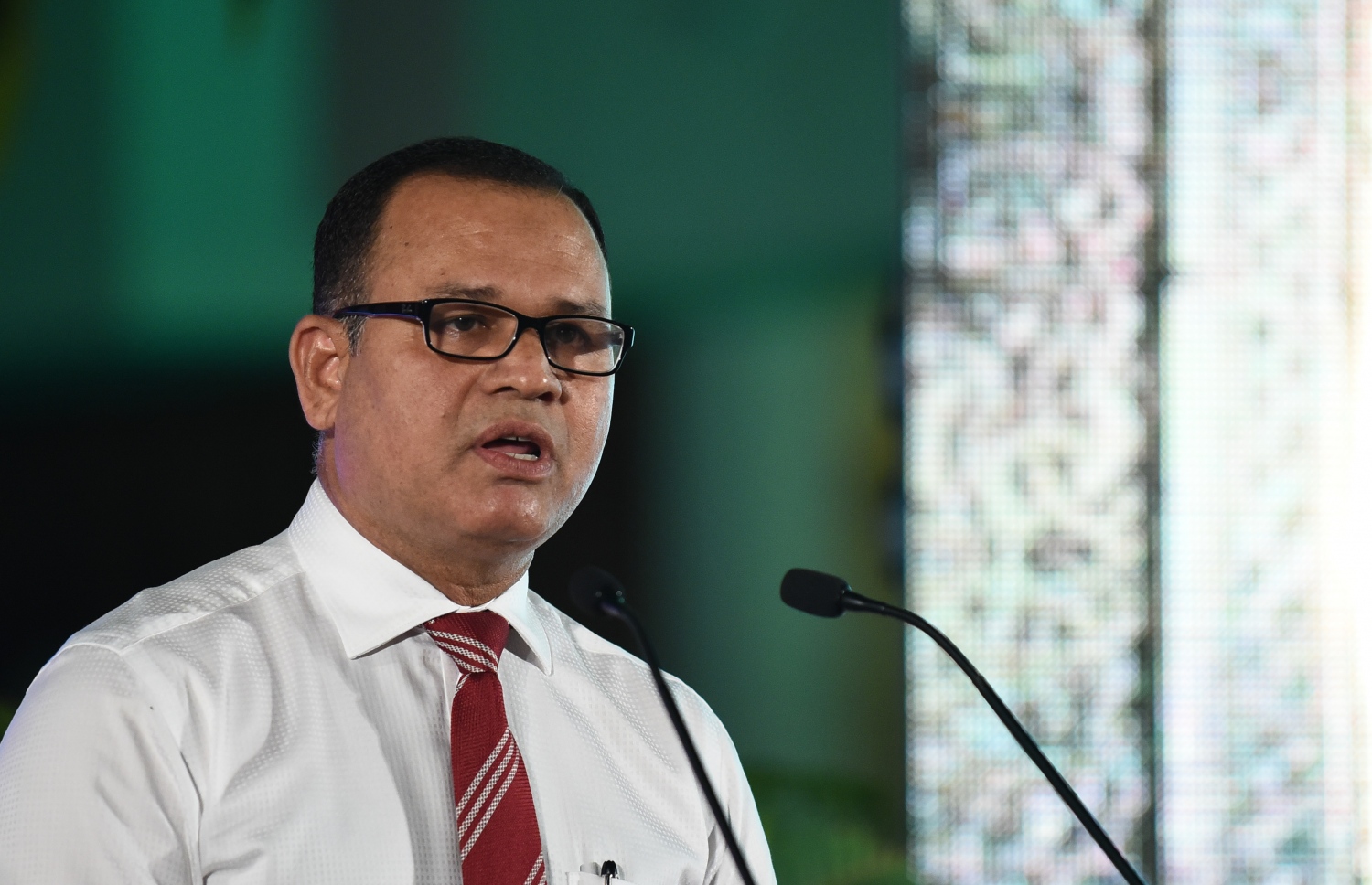 މާލެ: ޑިސެމްބަރު 21، 2017- ރާއްޖެ އިސްލާމްވި ދުވަހުގެ މުނާސަބަތުގައިބޭއްވި ޖަލްސާގައި ޑިފެންސް މިނިސްޓަރު އާދަމް ޝަރީފު ވާހަކަ ދައްކަވަނީ: އޭނާ ވިދާޅުވީ ރިޔާސީ އިންތިޚާބުގެ ދުވަސްވަރު ބޭރުގެ އެކި ފަރާތްތަކުން ރާއްޖޭގައި ތަފާތު ދީންތައް ފެތުރުމަށް ނުފޫޒު ފޯރުވާ ކަމަށާއި މިއީ ސަމާލުވާން ޖެހޭ ކަމެއް ކަމަށް.---ފޮޓޯ: ހުސެއިން ވަހީދު/މިހާރު