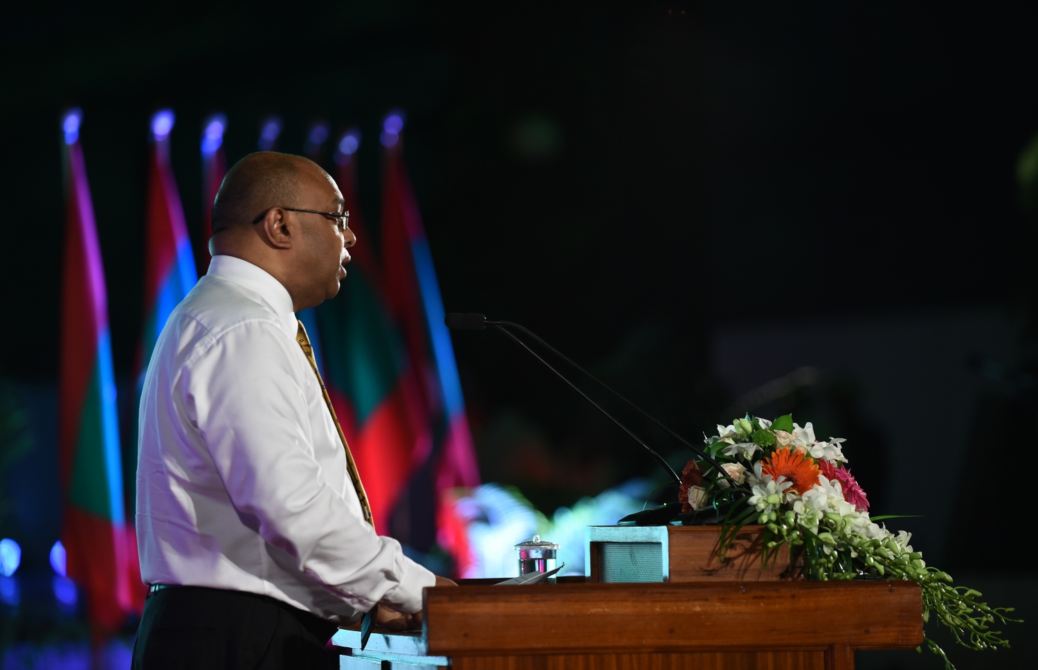 މާލެ: ޑިސެމްބަރު 21، 2017- ރާއްޖެ އިސްލާމްވި ދުވަހުގެ މުނާސަބަތުގައި ބޭއްވި ޖަލްސާގެ ޝަރަފުވެރި މެހުމާން، އުއްތަމަ ފަނޑިޔާރު އަބްދުﷲ ސައީދު ވާހަކަފުޅު ދައްކަވަނީ: މި ޖަލްސާގައި އެމަނިކުފާނު ވިދާޅުވީ،  އިސްލާމްދީނުގެ އަގީދާ ވަރުގަދަ ކުރަން މިހާރުގެ ސަރުކާރުން ގިނަ މަސައްކަތްތަކެއް ކުރަމުން އަންނަ ކަމަށް. އެގޮތުން އިސްލާމީ ތައުލީމް ހަރުދަނާ ކުރުމާއި އިސްލާމީ ޔުނިވާސިޓީ ގާއިމް ކުރުން ފަދަ ކަންކަން އެމަނިކުފާނު ފާހަގަ ކުރެއްވި.---ފޮޓޯ: ހުސައިން ވަހީދު/މިހާރު