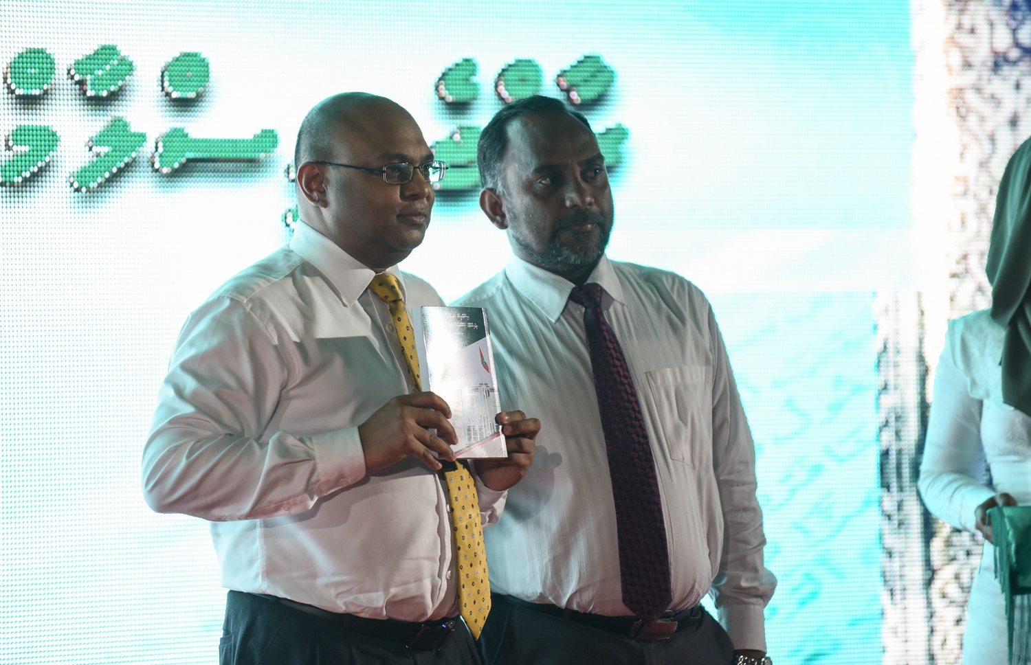 މާލެ: ޑިސެމްބަރު 21، 2017- ރާއްޖެ އިސްލާމްވި ދުވަހުގެ މުނާސަބަތުގައި ބޭއްވި ޖަލްސާގެ ޝަރަފުވެރި މެހުމާން އުއްތަމަ ފަނޑިޔާރު އަބްދުﷲ ސައީދު (ވ) ޚާއްސަ ފޮތެއް ނެރެދެއްވާއިރު، އިސްލާމިކް އެފެއާޒް މިނިސްޓަރު ޑރ. ޒިޔާދު އެމަނިކުފާނުގެ އަރިހުގައި.---ފޮޓޯ: ހުސައިން ވަހީދު/މިހާރު