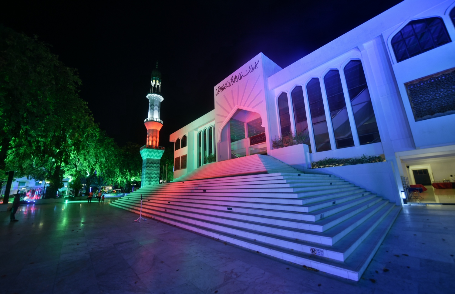 މާލެ: ޑިސެމްބަރު 21، 2017- ރާއްޖެ އިސްލާމްވި ދުވަހުގެ މުނާސަބަތުގައި މިރޭ ވަނީ އިސްލާމީ މަރުކަޒު ސަރަހައްދުގައި ބާއްވާފައި. މި ޖަލްސާގެ ޝަރަފުވެރި މެހުމާނަކީ އުއްތަމަ ފަނޑިޔާރު އަބްދުﷲ ސައީދު.---ފޮޓޯ: ހުސެއިން ވަހީދު/މިހާރު