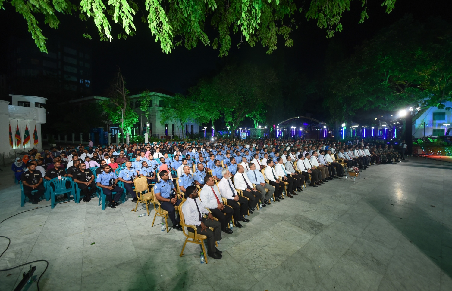 މާލެ: ޑިސެމްބަރު 21، 2017- ރާއްޖެ އިސްލާމްވި ދުވަހުގެ މުނާސަބަތުގައި އިސްލާމީ މަރުކަޒު ސަރަހައްދުގައި ބޭއްވި ޖަލްސާގައި ބައިވެރިވި ބައެއް މީހުން.---ފޮޓޯ: ހުސެއިން ވަހީދު/މިހާރު