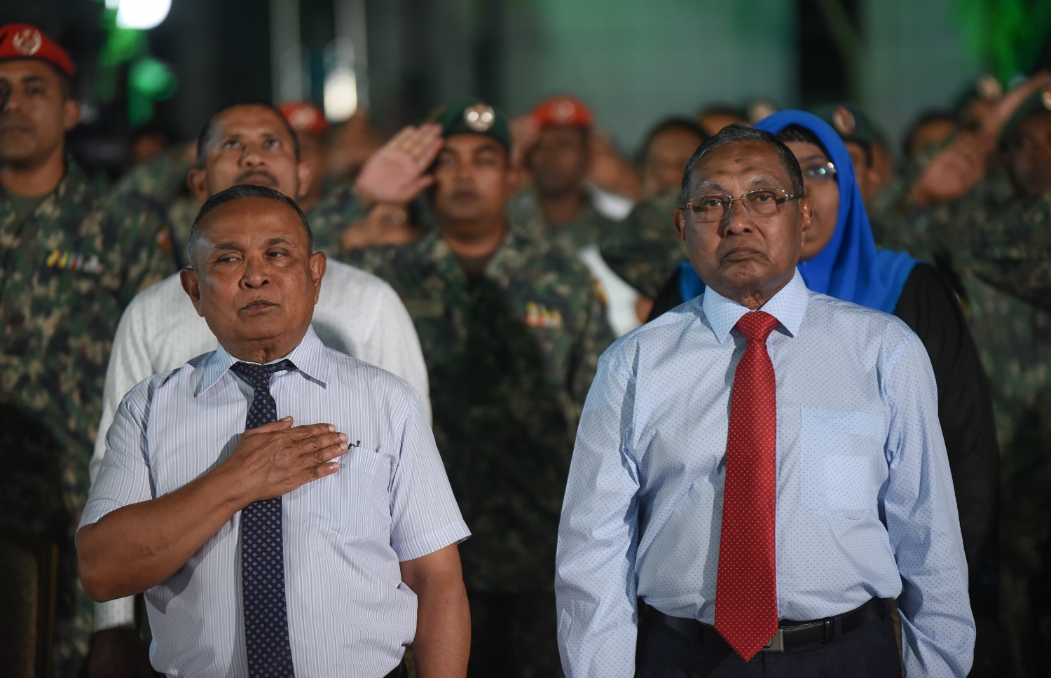 މާލެ: ޑިސެމްބަރު 21، 2017- ރާއްޖެ އިސްލާމްވި ދުވަހުގެ މުނާސަބަތުގައި އިސްލާމީ މަރުކަޒު ސަރަހައްދުގައި ބޭއްވި ޖަލްސާގައި، ދައުލަތަށް ގިނަ ދުވަސްތަކެއްގެ ޚިދުމަތް ކުރައްވާފައިވާ ދެބޭފުޅުން ކަމަށްވާ އަބްދުއްރަޝީދު ހުސައިން (ވ) އަދި އައްބާސް އިބްރާހިމް ގައުމީ ސަލާމުގައި ބައިވެރިވެވަޑައިގަންނަވަނީ.---ފޮޓޯ: ހުސައިން ވަހީދު/މިހާރު